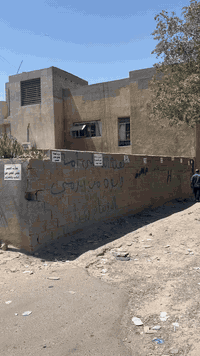 دار للايجار زنجيل بناء 200 م وحديقة 200 م يصبح المساحه الكليه 400 م يصلح روضه اومدرسه اومقر شركه مجمع طبي دولعي 432 محله قرب المدارس لدى مكتب القسيم ***********
