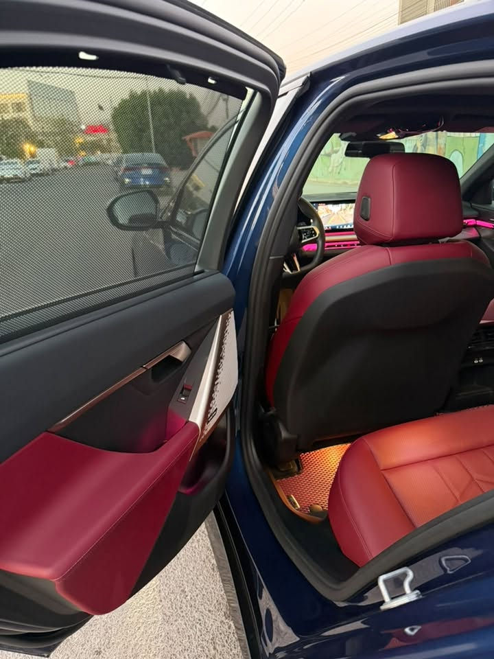 السلام عليكم
BMW 2025 وكالة عروش 
كفالة من كلشي بصمتين وكارت
مواصفات العروش معروفة  
ماشية 10،000 كيلو متر 
مغلفة بي بي اف 
***********
السعر 570 ورقة بيها مجال
