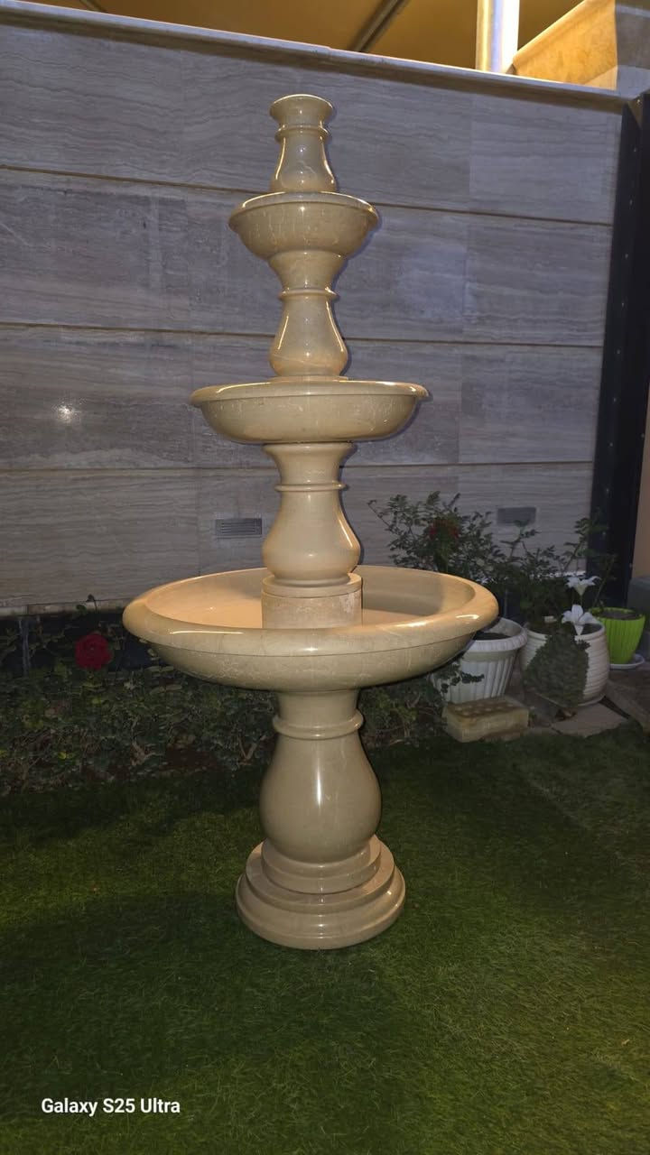 السلام عليكم  نافوره للبيع   سعرها 4ورقات ونص وبيها مجال  الي يحب يتواصل على  هذا رقم ***********
