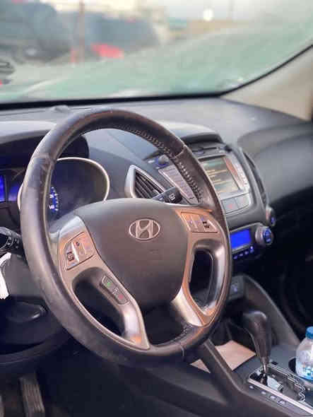 السلام عليكم
تكسن
موديل 2011
رقم نينوي ألماني 
سياره فول مواصفات ما عد( بصمه )
بانورما 
 كابون بأنزين
محرك وكير شرط 
محرك 4 س
شرط التحويل 
سياره ضررها جاملغ امامي وبوند ونص باب السائق
السعر 126$ وبيها مجال
***********
***********
