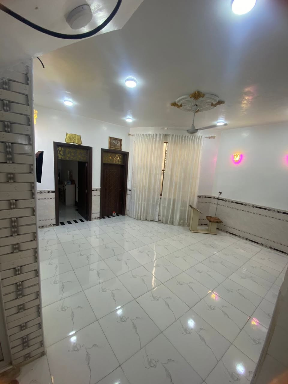 🏡 فرصة مميزة للبيع في مجمع بيتي 1 🏡
للبيع دار سكني بموقع ممتاز جداً داخل مجمع بيتي 1، قريب من الخدمات وبمنطقة هادئة ومناسبة للعائلة.
✅ المساحة: 150 متر
✅ الشارع: 12 متر
✅ يتكون من:
غرفتين نوم
صالة
استقبال
مطبخ
💰 السعر:
60 مليون دينار مقدمة فقط، والباقي 98 مليون دينار عن طريق المصرف العقاري.
✨ بيت مرتب وموقعه جميل جداً، فرصة مناسبة للسكن والاستثمار.
للاستفسار ***********
