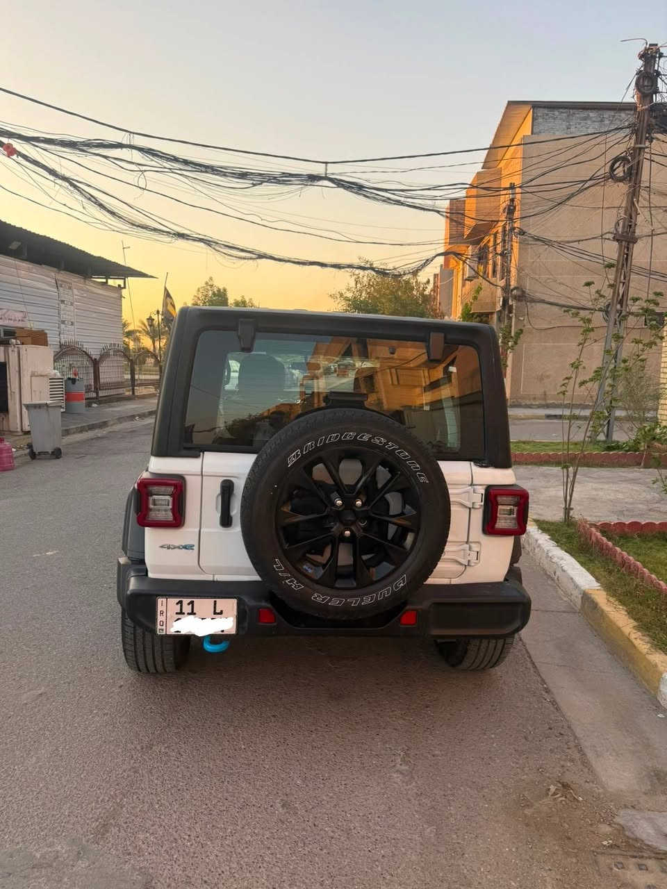 السلام عليكم 

للبيع – جيب رانجلر صحارا 4xe S موديل 2023

- الفئة: Sahara 4xe S
- الموديل: 2023
- المحرك: 2.0 لتر تيربو هجين قابل للشحن (Plug‑in Hybrid)
- ناقل حركة أوتوماتيك 8 سرعات
- نظام دفع رباعي (4×4)
- أربع أبواب
- شاشة Uconnect مع Apple CarPlay وAndroid Auto
- كاميرا خلفية
- تشغيل ذكي (Keyless Enter-N-Go)
- مثبت سرعة
- تبريد شغال
- أنظمة أمان وثبات إلكتروني ووسائد هوائية متعددة
صور الحادث مرفقة
السيارة  اقتصادية في استهلاك الوقود بفضل نظام 4xe، مع قوة وعزم ممتازين داخل المدينة وعلى الطرق الوعرة. المحرك والجير والشاصي بحالة ممتازة والسيارة جاهزة للاستخدام مباشرة.

السعر: 19.000$  وبيها مجال

للتواصل الاتصال على الرقم ***********
