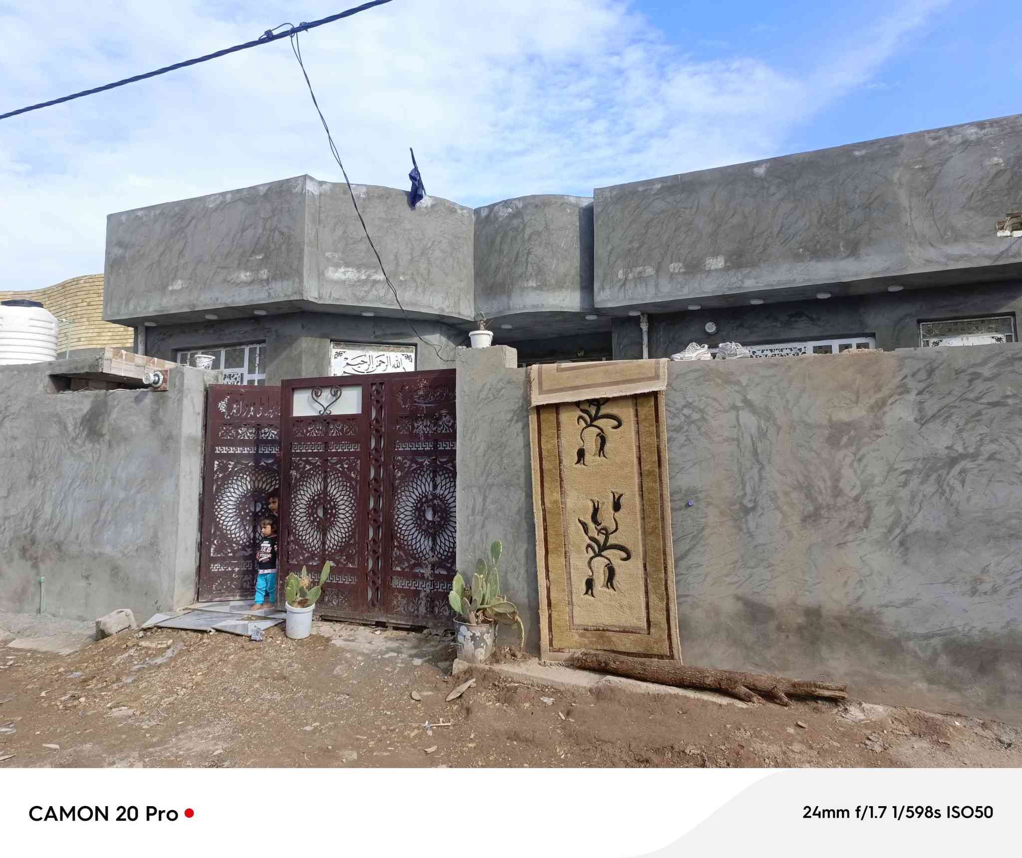 ياالله بيت مساحته 300م منطقت حي المتنبي شارع طلال قريب عشارع العام بناء جديد البيت يحتوي على غرفتين وصاله وستقبال ومطبخ وصحيات خارجيه داخليه بيت كلش حلو ومكان مميز ***********//***********
