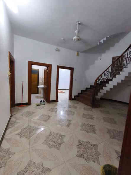 للايجار (الاستخدامات التجارية)..بيت مساحة 320 مترا وحديقة كبيرة مع كراج كبير للسيارات 13 متر يسع سيارتين . في المعقل على الشارع العام السايدين المؤدي الى ساعة المعقل وجامع عثمان قرب مديرية تربية البصرة وتقاعد البصرة .
البيت طابقين مع واجهه حجر  ومصبوغ صبغ جديد جوتن.مع  حمام خارجي وحديقة كبيرة 120متر مربع ممكن استغلالها . 
الطابق الثاني هو 3 غرف مع صالة ومطبخ وصحيات. أما الطابق الارضي غرفة واحدة وصالة  وديوانية ومخزن ومطبخ  وصحيات.بالإضافة إلى سطح شتايكر مرتب .
الغرف الثلاثه كل واحدة فيها دولاب كنتور صاج طابقين.
كهربائيات البيت كلها كاملة مع خزانات ماء اثنين. ابو الالف وسبالت اثنين.

عذرا... 
يؤجر فقط للاغراض التجارية وليس للعوائل .. 
ويمكن التفاوض حول استخدام البيت ومدة الايجار ..  
***********
والتوفيق للجميع
