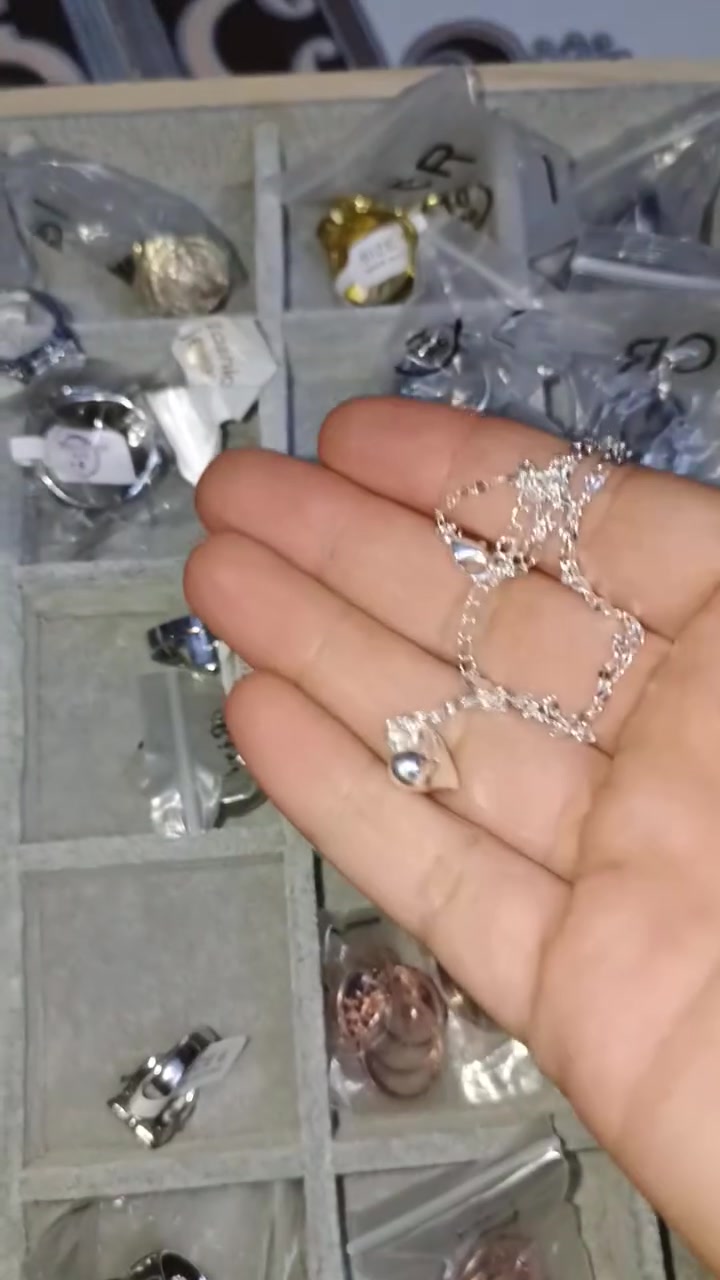 عندي 35 قطعة مختوم 925  
ابيعهم ب60


**إذا كنت صاحب هذا الإعلان وتريد حذفه لأي سبب، رجاءا أرسل رسالة إلى الدعم الفني**