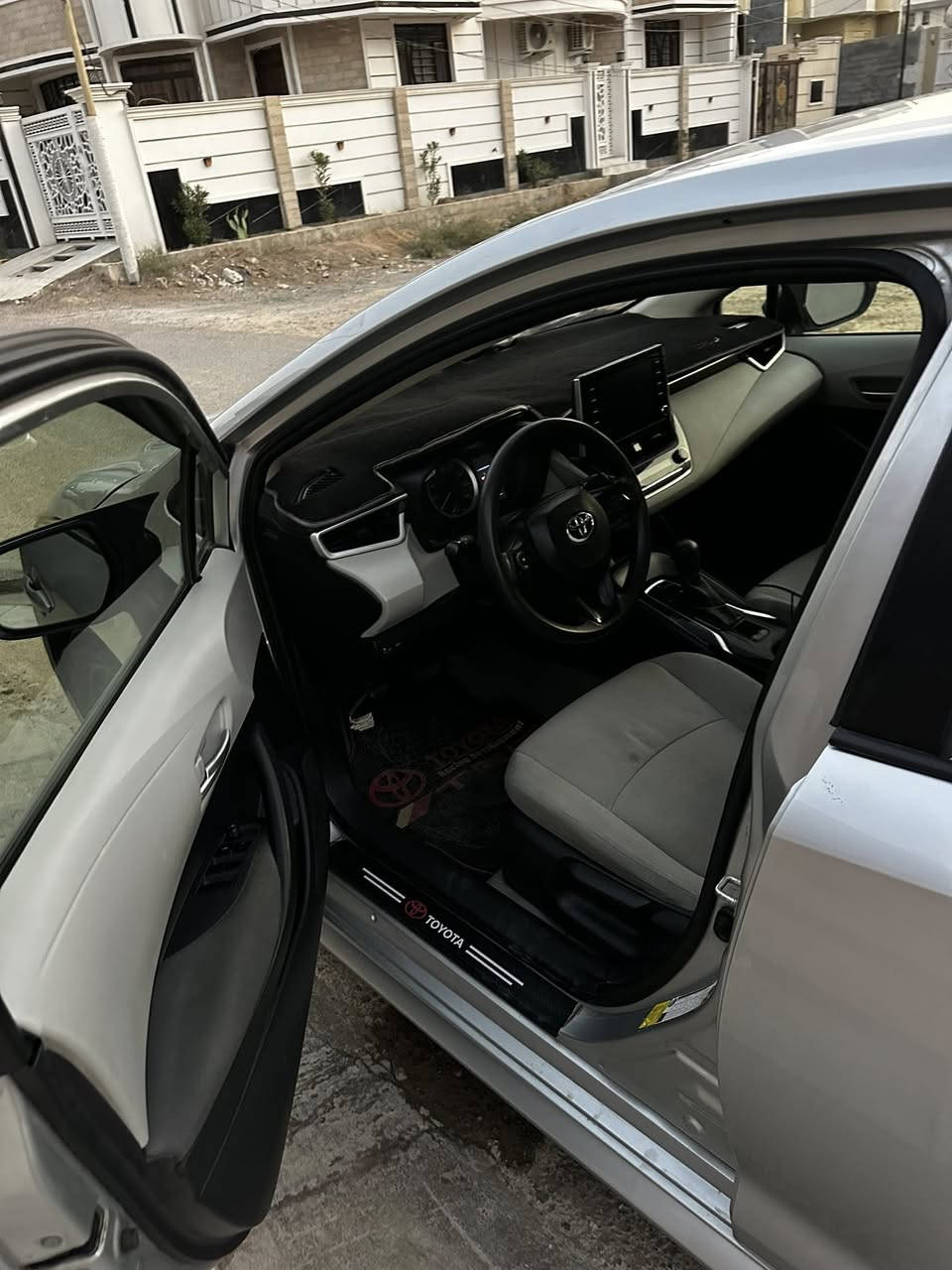 السلام عليكم
كورلا 2020 فئة LE
وارد امريكي بيهة جاملغ امامي وجاملغ خلفي 
مكينة 1800
مواصفات السيارة 

نظام ايكو /سايد بريك كهربائي /اوتو هولد /مثبت سرعة 
مانع انزلاق /مثبت مسار / مانع تصادم 
شاشة تدعم كار بلي /جام اوتو  ... الخ
السعر ١٢٥ للاستفسار الاتصال بالرقم 
***********
