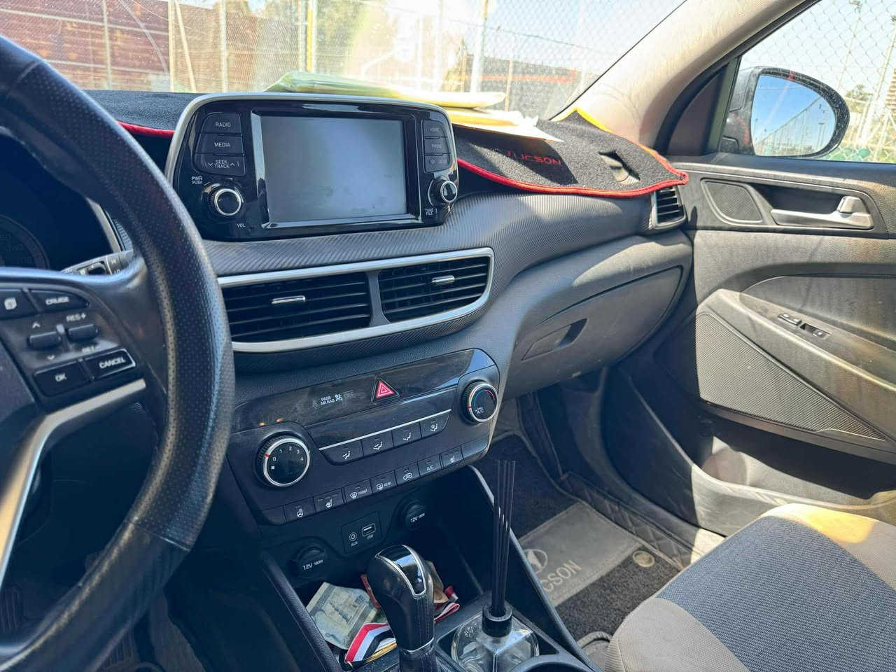 السلام عليكم 
توسان 2019 وارد امريكي ماشيه 150 الف تخم تاير جديد ضربتها موضحه بلصوره بنيد جارد  الاستفسار الاتصال *********** سعرها 145 وبيها مجال
