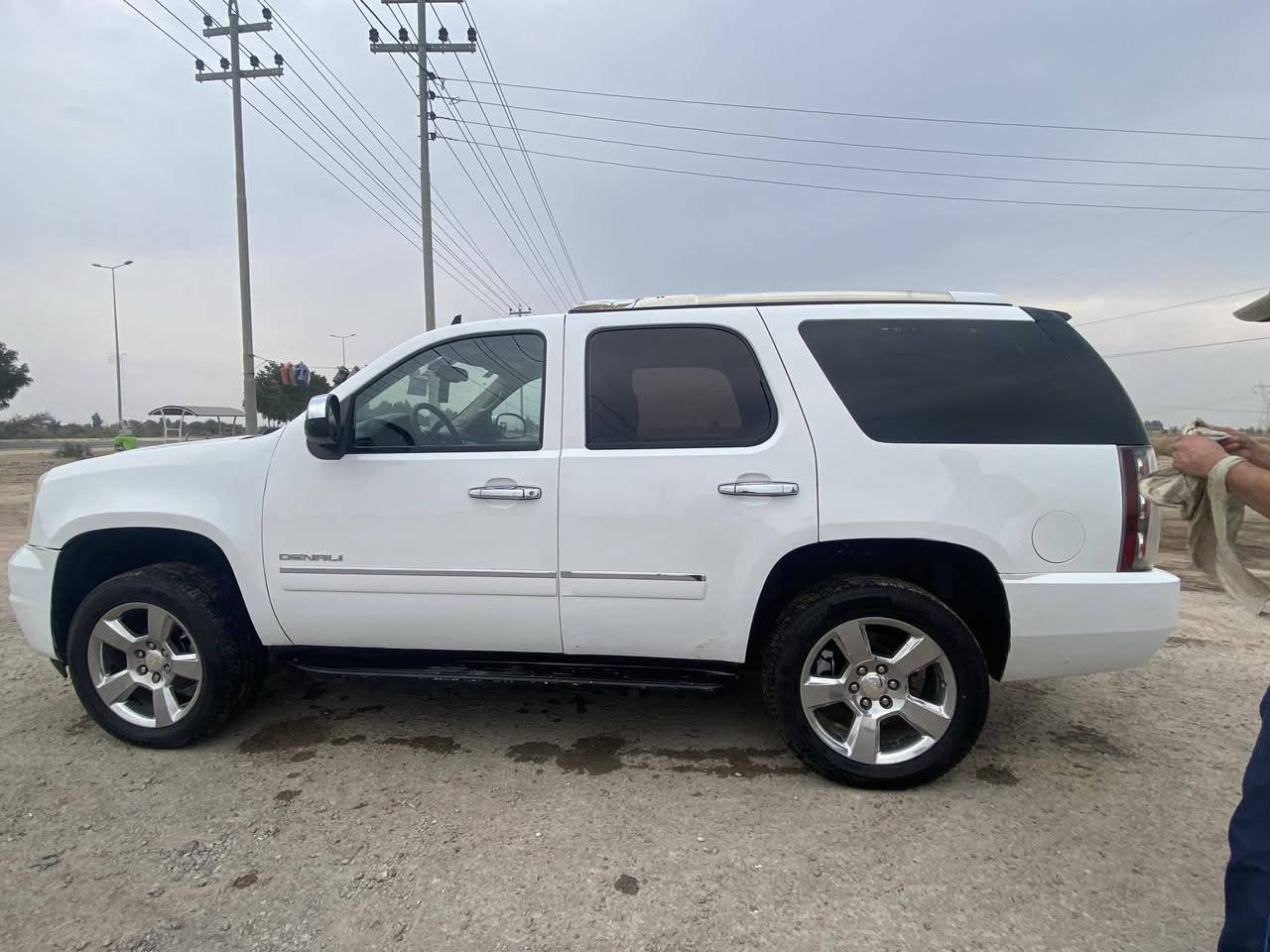 🔴جمسي GMCيوكن دنالي
🔴  موديل 2011
🔴رقم بغداد راعيهه يمي
🔴فول مواصفات 1/1
🔴فتحه +رادارات جانبيه
🔴السياره مصبوغة عام   
🔴السياره جاهزه عليهه ادامه كامله 
🔴مكينه 5300
🔴ويل كب 20 كروم
🔴مراوس حسب القناعه 
🔴مكاني البصره القرنه
***********🔵
