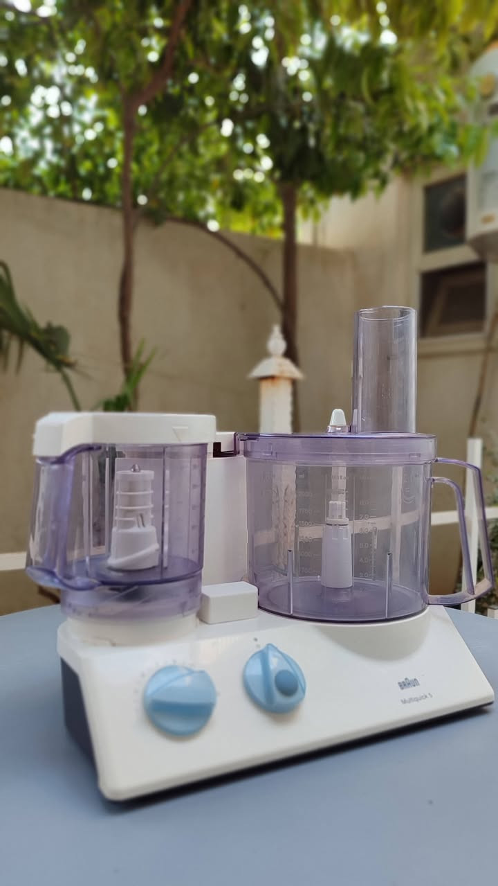 محضرة طعام (ست البيت) من Braun Multiquick 5 Kitchen Machine K700
محضرة طعام ست البيت من Braun Multiquick 5 Kitchen Machine K700 صناعة هنغارية ...

- تحتوي على وعائين كبير بسعة 2 لتر وصغير بسعة 0.75 لتر .
- تأتي ب ١٤ سرعة متغيرة .
- مرفق معها ١٢ ملحق .
- تقوم بعدة مهام (ثرم و خفق وخلط وطحن وعجن ومعصارة حمضيات ومعصارة لكل انواع الفواكه) .
- مرفق معها كذلك اربع شفرات لتقطيع الخضار وللبشر الخشن والمتوسط والناعم .
- الجهاز جديد ونظيف جدا (مستعمل اقل الشهر فقط) .

للاستفسار وتفاصيل اكثر تفضل خاص ..


**إذا كنت صاحب هذا الإعلان وتريد حذفه لأي سبب، رجاءا أرسل رسالة إلى الدعم الفني**