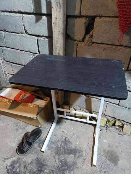 ميز او مكتب دراسي خشب 
يصعد وينزل ع مرامك 
السعر 15 مكاني حي الشهداء 
***********
