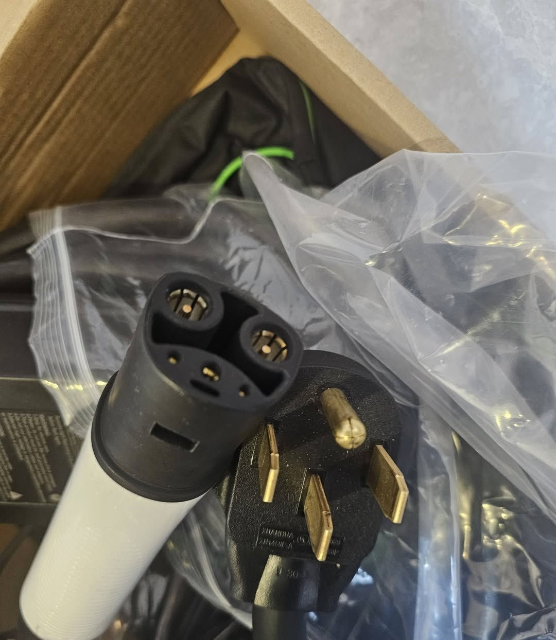 السلام عليكم شباب
كل عام والجميع بخير
شاحنة تسلا ٤٠ امبير ٩.٦ كيلو واط
اخذتها من الامارات من شركة سبارك
صارت عليه ب ٣٥٠ دولار
جديدة جدا بعدها بالباكيت استخدمتها مرتين فقط بالسفر .
اريد ابيع لان بعت السيارة

مواصفاتها 
تكدر تستخدمها ثابته بالبيت و متحركة من تسافر
٤٠ امبير متغير لحد ال ٨ امبير
تكدر تحدد تعمل بالايرث او بدون ايرث
وايرها ضخم جدا ١٠ ملم طبعا .. وطولة ٥ متر
راس الشحن تسلا مباشر بدون ادبتر
وطبعا وياها الجنطة مالتها 
سعرها ٣٠٠ الف وانطيك وياها بلك ٥٠ امبير ضد المي والاتربة
تحياتي للجميع .


**إذا كنت صاحب هذا الإعلان وتريد حذفه لأي سبب، رجاءا أرسل رسالة إلى الدعم الفني**