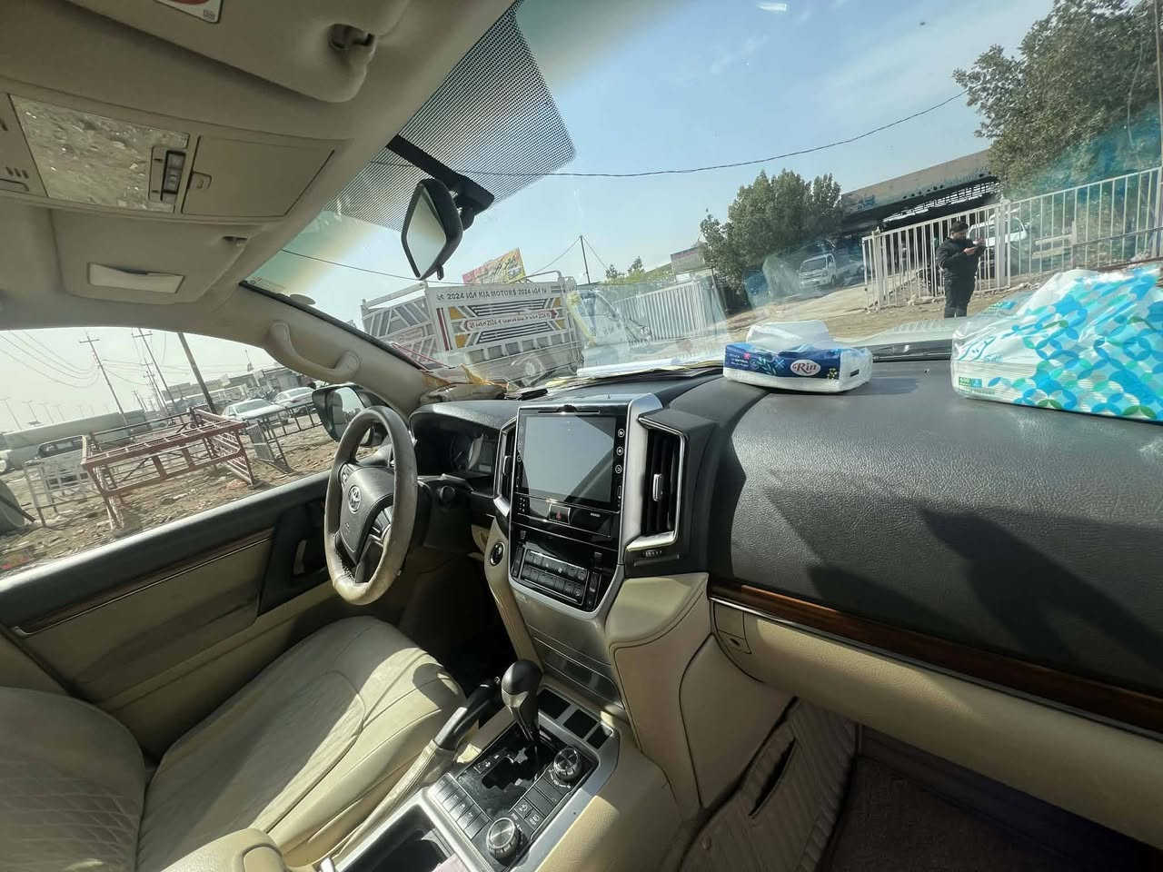 سلام عليكم لاندكروز 17 بريم فول فول بيها صبغ بلجاملغ السايق بدون حادث وبدون فتح براقي اثر شخوط السعر 440 $ وبيها مجال قليل حك الجيه ***********
