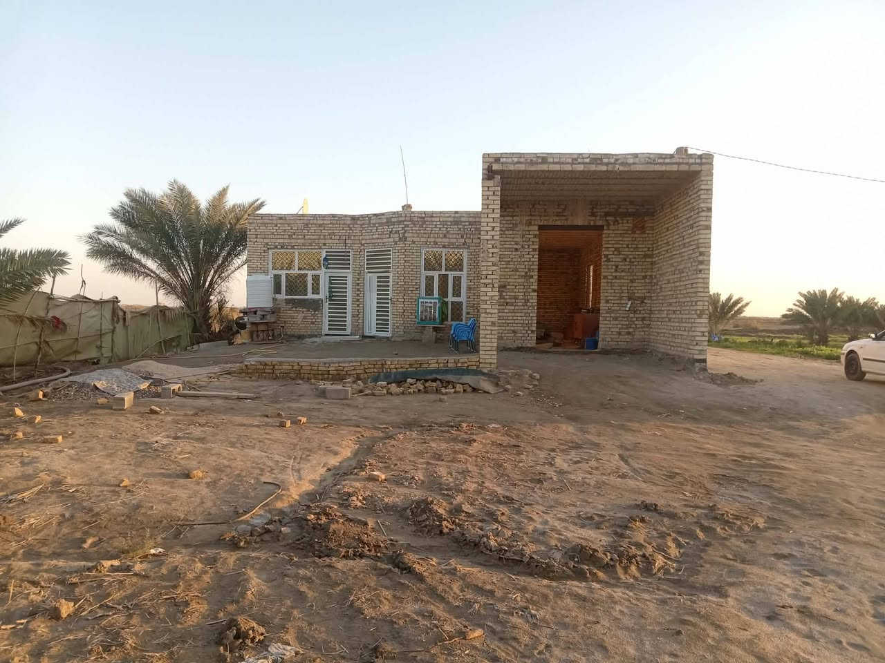 السلام عليكم اخوان عندنا هاي الارض للبيع المساحه اثنين دونم وربع يتكون بيهه بيت البيت  ثلاث غرف 4 × 6 صاله 9 × 4 + صاله 12 × 4 +  براني 12 متر البيت كامل سيراميك جدران ارضيه بيبان تسقام شبابيك تسقام المنيوم كهربائيات من كل شيء جاهز حمام داخلي درج كامل مكمل والارض صالحه للزراعه وبها اعداد من النخيل ماء وكهرباء ملاحظه مع العلم ان البراني يريد تشطيب تشطيب داخلي فقط البيت الداخلي نقص بيه بس البيبان الخشب *********** العنوان الديوانيه السدير الطريق السياحي قرب مشروع غاز عبادي العبدان
