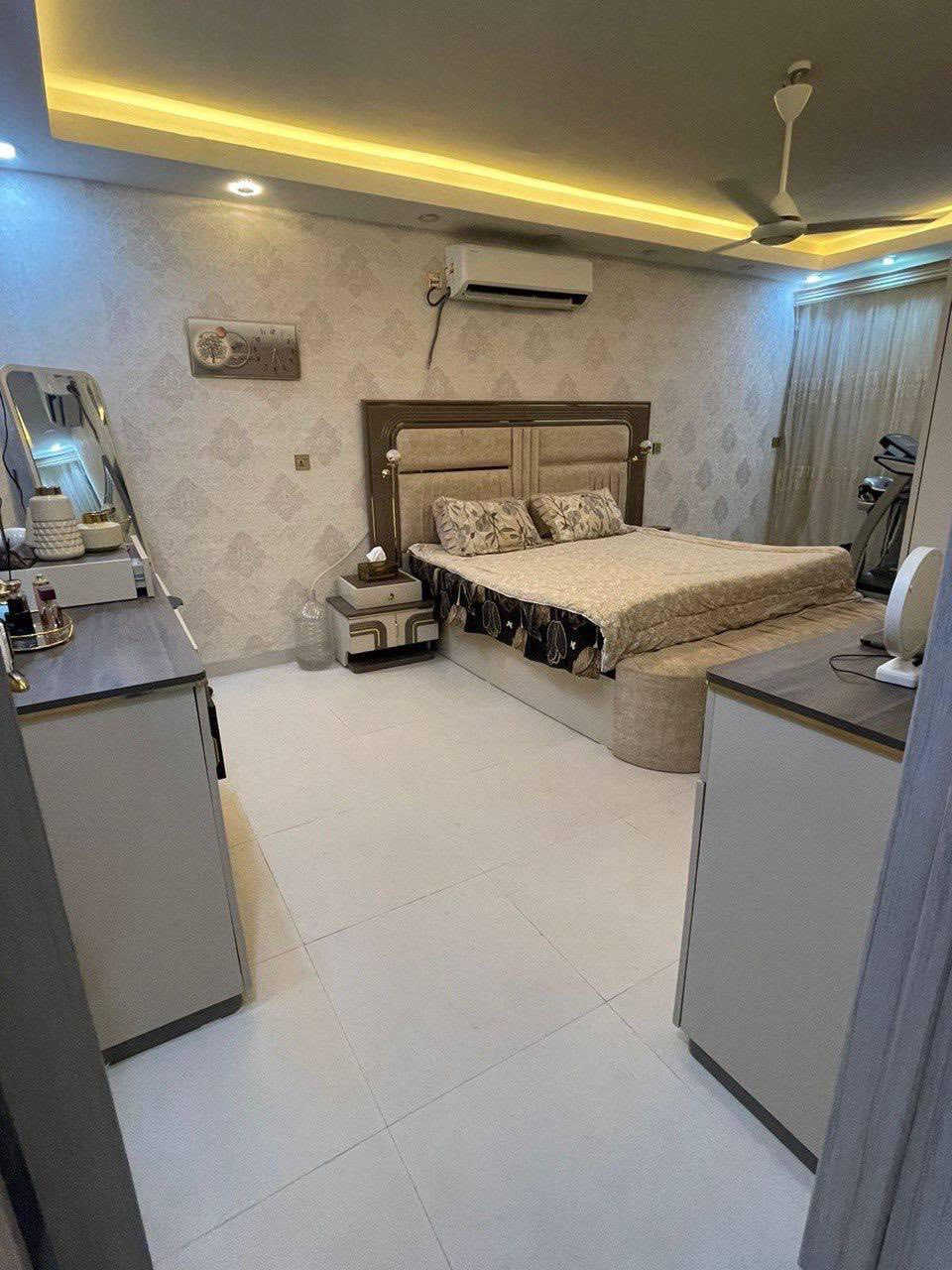 للبيع بيت 100 متر واجهة 8 حديث بناء سنة 2023 طابقين 3 غرف نوم العنوان المعملجي قرب الشارع العام خلف الأخوين بالضبط 
السعر 180 وبي مجال 
***********
