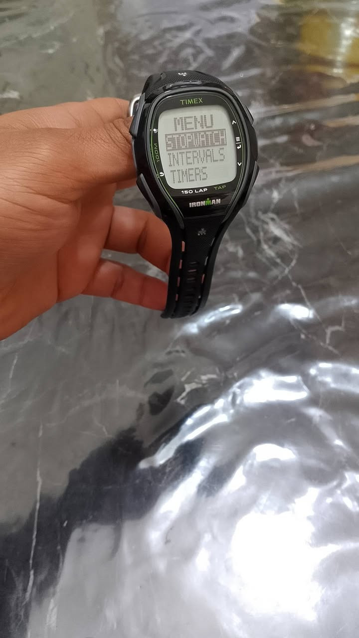 Timex Ironman Sleek 150.
مع العلبة والملحقات 
 مواصفات وميزات الرئيسية: 
الماركة والطراز: تايمكس ايرون مان سليك
مادة الهيكل: الراتنج (Resin).
لون الهيكل والسوار: أسود.
مادة السوار: بلاستيك/مطاط/سيليكون عالي المرونة ومقاوم للماء ولا يمتص العرق.
الكريستال (الزجاج): أكريليك.
مقاومة الماء: حتى عمق 100 متر (330 قدم).
الميزات والوظائف
تقنية TapScreen: تتيح التحكم في ساعة الإيقاف والمؤقتات عن طريق النقر على شاشة الساعة. 
ساعة إيقاف (Stopwatch): مع ذاكرة تصل إلى 150 لفة (Lap Memory). 
مؤقت الفاصل الزمني مع عداد تكرار تلقائي. 
تنبيهات الترطيب والتغذية (Hydration and Nutrition Alerts) لتذكيرك بإعادة التزود بالوقود. 
3 منبهات متعددة الوظائف مستقلة. 
مؤقتات: مؤقت للعد التنازلي ومؤقتات للتدريب المتقطع
الإضاءة الليلية: تقنية INDIGLO تضيء قرص الساعة بالكامل. 
مناطق زمنية مزدوجة: إعدادان للمنطقة الزمنية لتسهيل السفر. 
نظام سهل الاستخدام: قائمة نظام قائمة على القوائم سهلة الاستخدام. 
شاشة كبيرة: شاشة كبيرة بأرقام كبيرة لسهولة القراءة. 
إدارة اللفات: نظام إدارة اللفات يسمح بالوصول السهل إلى سجلات التدريب المؤرخة.


**إذا كنت صاحب هذا الإعلان وتريد حذفه لأي سبب، رجاءا أرسل رسالة إلى الدعم الفني**