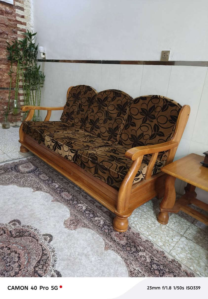 سلام عليكم
تخم زان ٧مقاعد مرتب الاسفنج منازل نوع ممتاز بي ضرر ومصلحة و الوضع طبيعي خالين اله معاكس مكان بغداد الشعب 
رقم ***********
