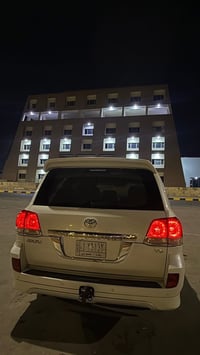 لاندكروز ستينية 2011 بريم اصلي السيارة جديدة جدا ماشية 180 الف ومكفولة...