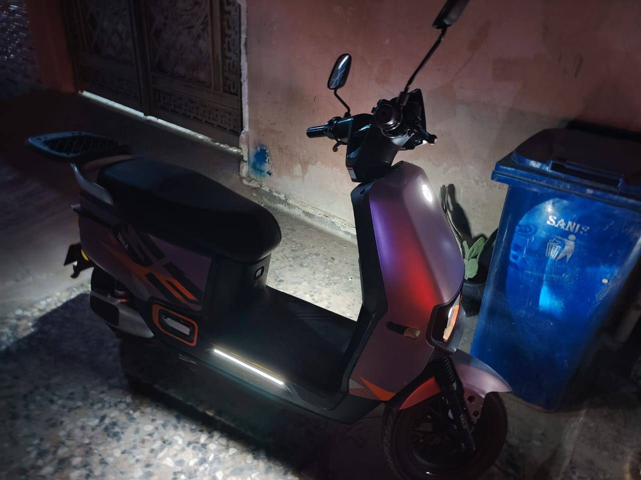 سلام عليكم دراجه شحن للبيع جديد صارله شهر من ماخذه بيه 6بطاري وياه صندوك وكاسحه ومرايات وبصمتي السعر 825الف وبيه مجال واهاذ رقمي ***********مكاني العبيدي شارع 15
