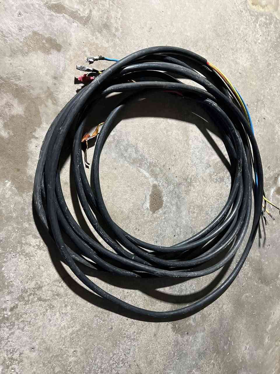 السلام عليكم كيبل للبيع  اردني (٤*٣٥)
قطعتين طول ٢٥متر  وطول ٢٣ متر للاستفسار ***********
