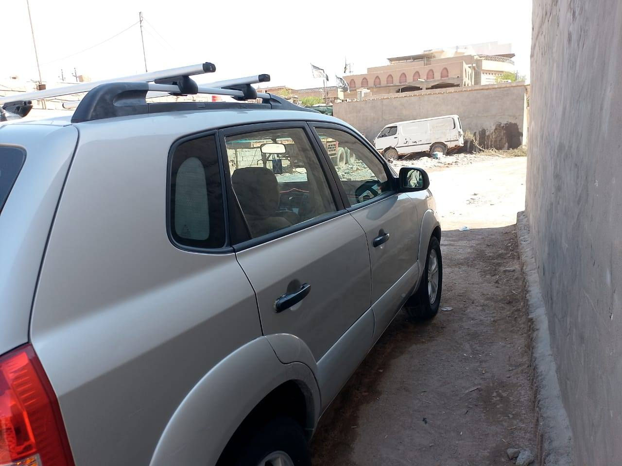 السلام عليكم هونداي توسان  الرقم  انكليزي  بصره سياره مال عائله موديل.2009
 مگفوله بس ألبنيد مصبوغ لجماليه سياره جاهزه كهربائيات كلها شغاله  تبريد حجم المحرك 1600
السعر 110 ، الانتصال والاستفسار على هذا الرقم بيه وتساب ***********
