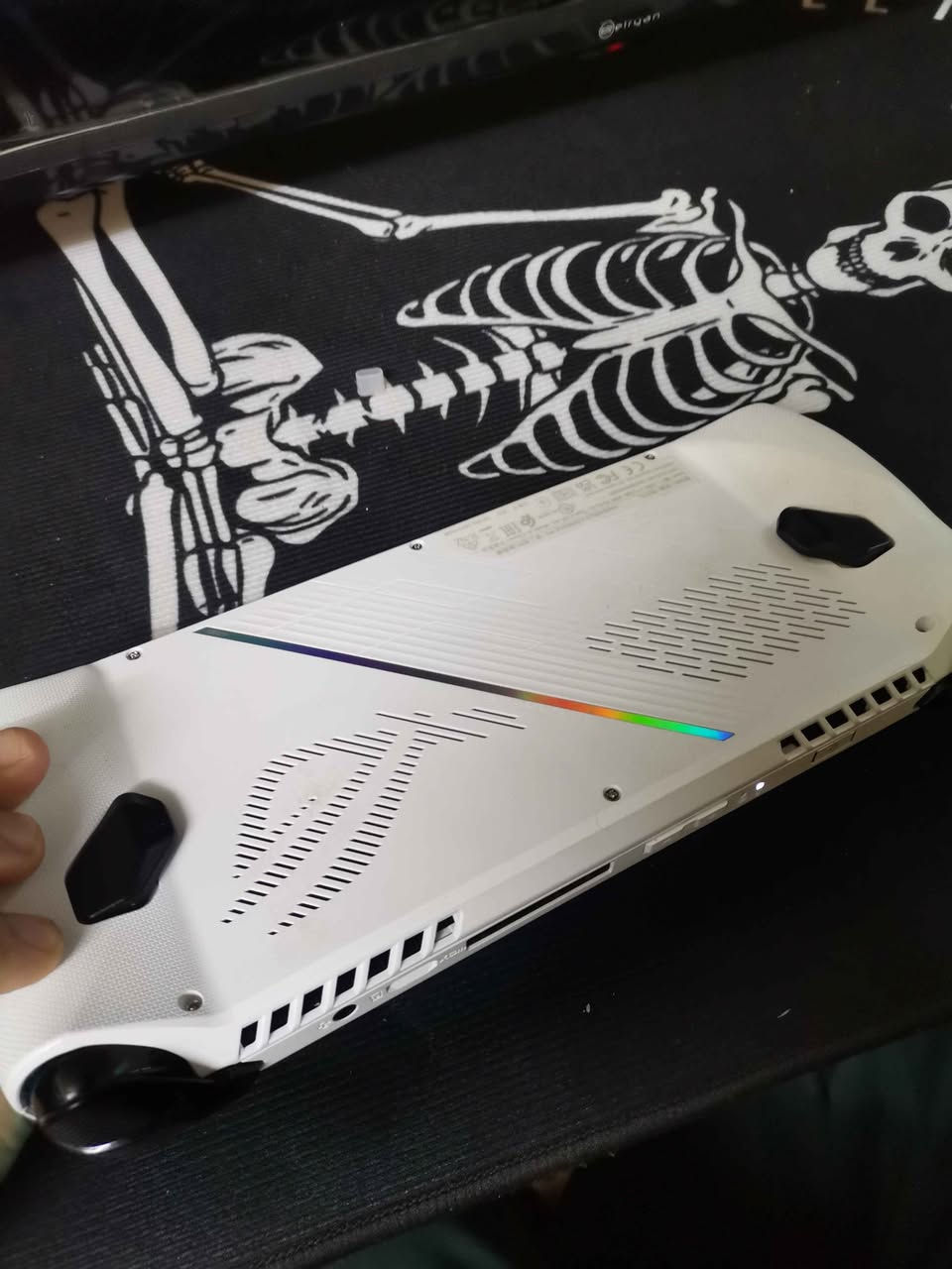 روج اكستريم نضيف كلش
بطارية ١٠٠
كامل غراضة موجود سعره ٦٠٠ الف

مواصفاته :
CPU: AMD Ryzen Z1 Extreme (8-Core / 16-Thread).

GPU: AMD Radeon RDNA 3 (8.6 Teraflops).

RAM: 16GB LPDDR5.

SSD: 512GB NVMe Gen 4.

Display: 7" Touch, 1080p, 120Hz, 500 nits.

OS: Windows 11 Home.

Weight: 608g.

Battery: 40Wh (65W Fast Charging). كركوك, العراق


**إذا كنت صاحب هذا الإعلان وتريد حذفه لأي سبب، رجاءا أرسل رسالة إلى الدعم الفني**