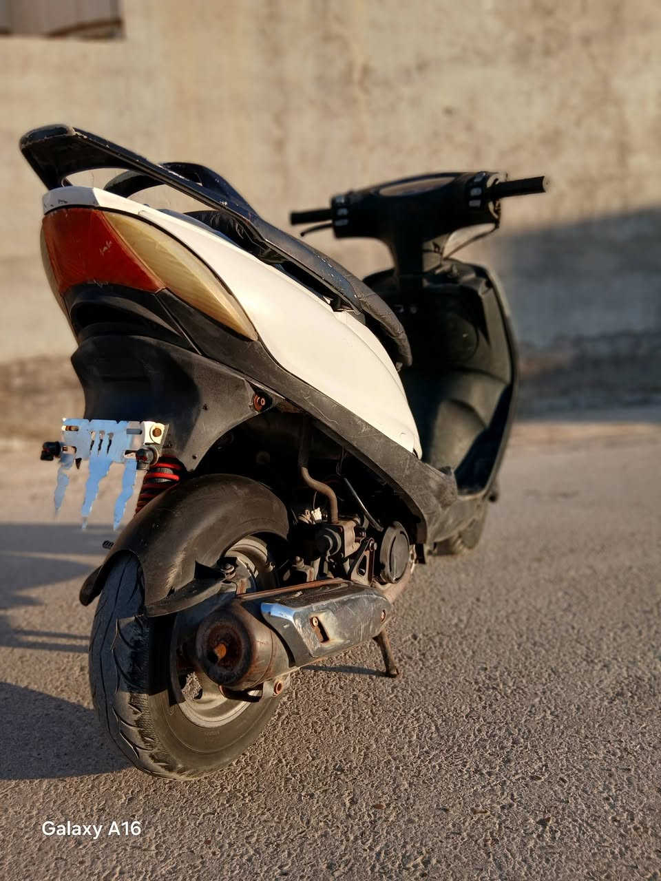 سلام عليكم دراجة للبيع محرك حاوية سعر ٤٠٠ للبيع او مراوس *********** العنوان ديالى بعقوبة بهرز
