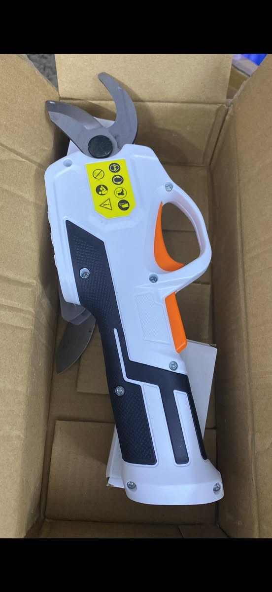 سلام عليكم 🫡 
حبايب 🌺🤍 تقليم كهربائي لاسلكي + منشار كهربائي صغير 6 بوصة بباقة وحدة متكاملة 💪

1🔹 مقص تقليم كهربائي
✔️ يعمل ببطارية
✔️ قدرة قطع من 18 مم إلى 25 مم
✔️ شفرات حادة + أمان مزدوج
✔️ خفيف ومريح بالاستخدام

2🔹 منشار كهربائي صغير (Mini Chainsaw)
✔️ محرك بدون فرش (Brushless) – عمر أطول وكفاءة أعلى
✔️ شفرة 6 بوصة
✔️ بطارية ليثيوم 21 فولت
✔️ مثالي لقص الأشجار والشجيرات والأخشاب الصغيرة

🌿 مناسب للحدائق، المزارع، وأصحاب المشاتل

القطعتين بسعر 35,000 دينار مع التوصيل 🤍🌺
🚚يوجد خدمة توصيل لجميع المحافظات


**إذا كنت صاحب هذا الإعلان وتريد حذفه لأي سبب، رجاءا أرسل رسالة إلى الدعم الفني**