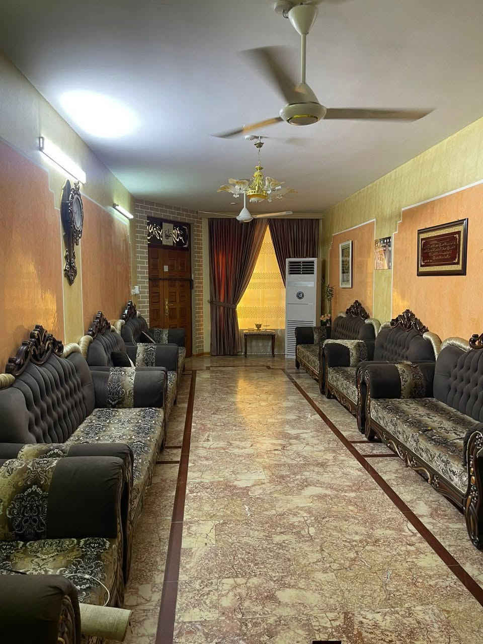 السلام عليكم
بيت للبيع المساحه 150متر الواجهة 7,5 النزال 20 يحتوي على الطابق الاول 
استقبال 10,5*3,5
مطبخ 3,5*4
غرفة نوم 3,5*5
هول داخلي 3,5*4 زائد حولي درج مع الصحيات 
الطابق الثاني 
ثلاث غرف نوم 3,5*5 زائد هول داخلي 7,5*4  زائد صحيات 
للاتصال على الرقم ***********
موقع البيت رئاسة المعلمين  امتداد شارع افران عراقنا  قرب انشائية سيد رسول
السعر 290 وبي مجال قليل
