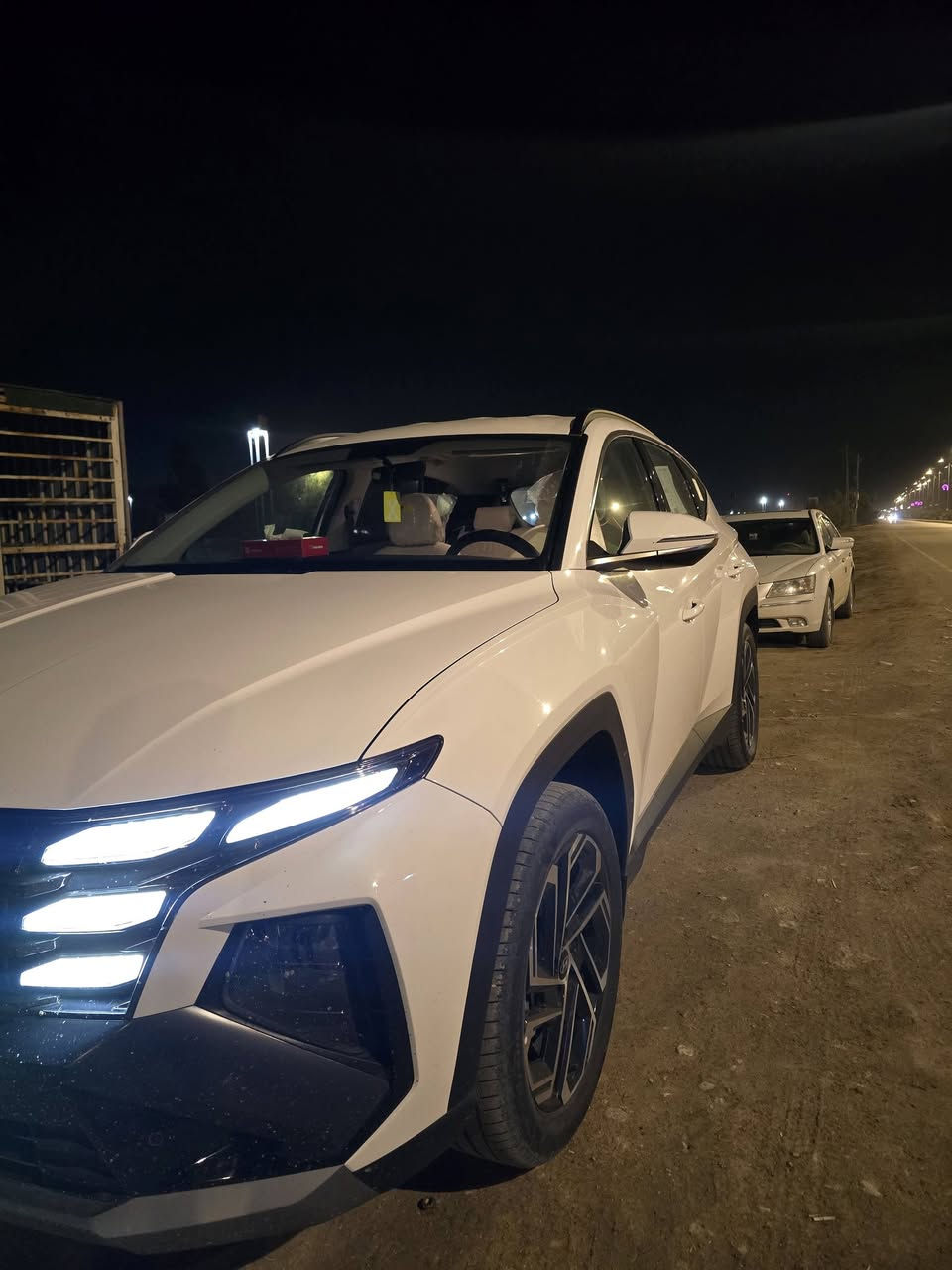 السلام عليكم
توسان 2026  رقم سليمانيه بأسمي 
السياره ماشيه 3 الاف زيرو 
كشنات جلد اصلي شادلها واقيات 
السياره جديده فول فول مواصفات 
مكاني بابل استفسار اتصال ***********
سعر 250 بيها مجال بسيط
مواصفاتها..
بصمة تشغيل 
شاشه متصل 
سايد بريك دكمه 
دات تشو 
خرائط بشاشه 
مانع انزلاغ 
كشنات كهرباء 
جنطه كهرباء 
٣ قطع تبريد 
تشغيل عن بعد 
شاحن امامي وخلفي 
اشاير مري 
بصمات أبواب 
مري شفط 
اوتو هولد 
كامرات 
حساسات امامي خلفي 
بردات اصلي
بعد بيها هواي مواصفات
