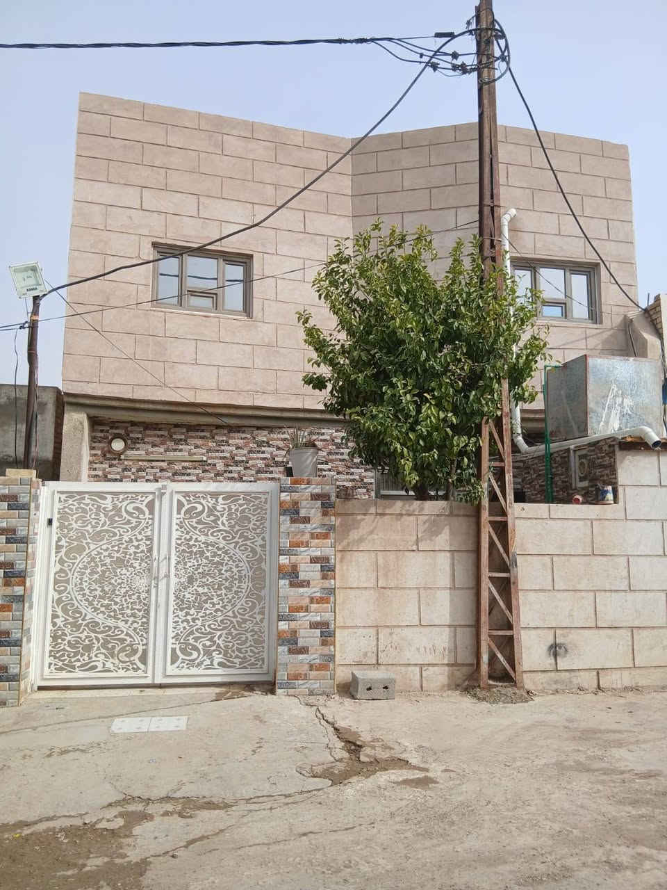 للبيع منزل طابو صرف المساحة 200 متر طابقين فرع المقابيل الحسينية شارع غصن البلوط البيت يحتوي علئ غرفتين وصالة الطابق الاول والطابق الثاني غرفتين ويحتوي علئ صحيات عدد 2 ومطبخ حار ومطبخ بارد والبيت جاهز للسكن بدون اي نقوصات وبسعر مناسب للاستفسار الرجاء عدم المراسلة فقط الارقام التالية ***********
***********
