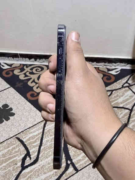 12 برو ماكس للبيع ذاكرة 256 امريكي نموذج M. الجهاز مستبدل شاشة اصلية 3 خيارات وبطارية اصلية والكامره الخلفية بيها تغويش يجي ويروح بسبب التركيز ، جهاز حلو ونضيف سعره 350 وبي مجال للشراي  ***********
