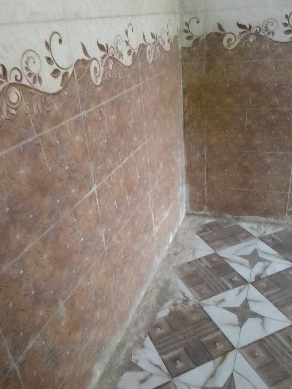 بيت للبيع في الحيدرية الاحولي الاول قرب مدرسة كرماء العرب المساحة 200م البناء أساس صب والحايط بلوك وسقف عگادة 2غرف نوم ومطبخ وحمام وصاله وستقبال ومجموعة صحيات خارجية رقم الدار 1127 السعر 75 ت***********
