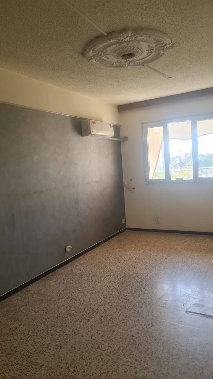 شقه الإيجار  عماره 2 طابق 3 شقه 6
♦️مكونات الشقه
 1_سبالت جدد عداد 4
2_سخان
3_تانكي
4_ خط مولد 15 امبير
5_كاونتر تركي 
6_بلكونه مغلفه🔒
الاستفسار عبر الوتساب🟢
***********
