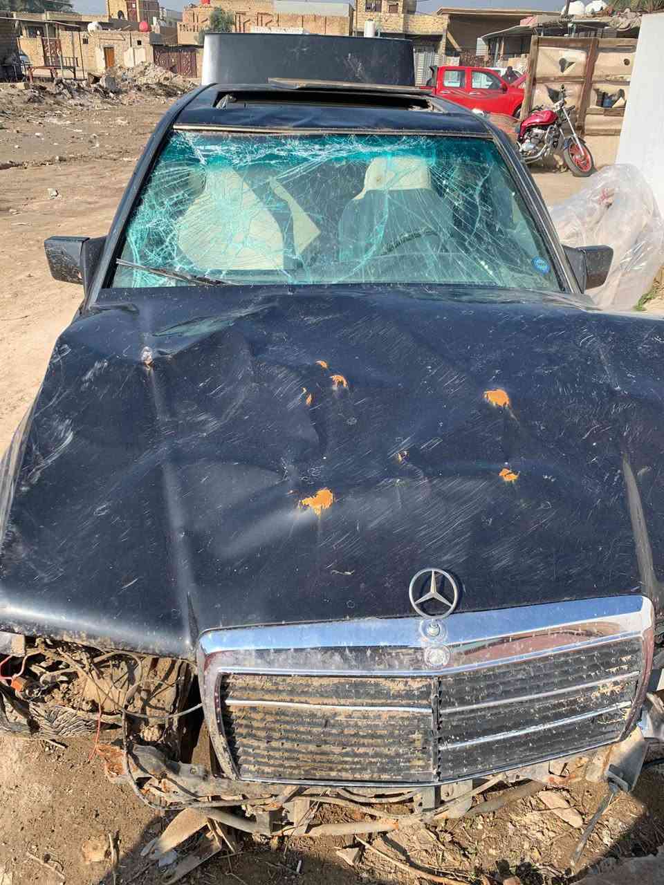 السلام عليكم 
مارسيدس موديل 1991 رقم اربيل جديد سياره مكينه محور ثنين ونص جديده وما بيها كلشي ضرر السياره واضح بل الصور 
مكان السيارة الديوانية قضاء البدير 
***********
السعر 25 مجال قليل
