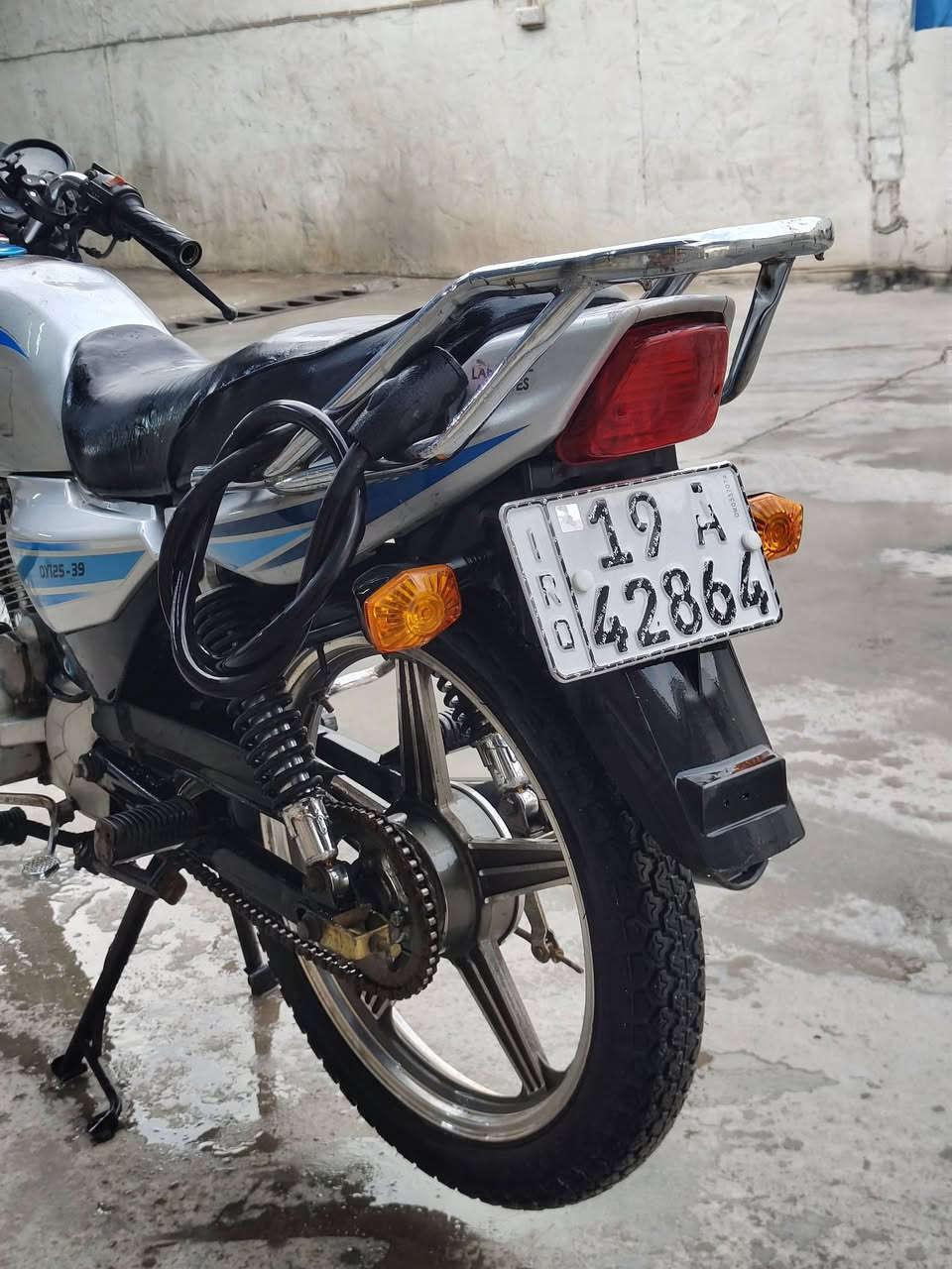 سلام عليكم
دراجة دايون 2019 رقم وسنوية كربلاء بأسمي

دراجة نظيفة وجاهزة للبيع 
زوج تايرات جدد
كلجات جدد
محرك مجفت ونظيف 
والصور توضح كلشي

سعرها مليون و75 الف وبيها مجال بسيط جماعة ال950 ما ابيع 
مكاني حي التحدي بس العصر موجود

***********
