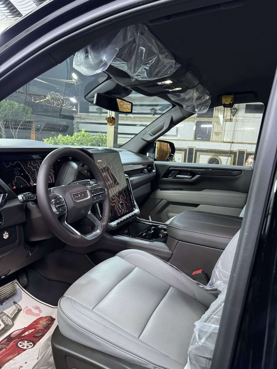 السلام عليكم جمسي يوكن الفيشن 2025
حجم المحرك 5.3 V8 
سياره مغلفه بالكامل  ￼￼
بصمة  
تشغيل عن بعد 
دخول بصمة ذكي 
باب خلفي كهربائي 
مقاعد جلد رصاصي 
شاشات خلفيه
كراسي امامية كهربائية 
ميموري خزن كرسي السائق 
دفع ثنائي RWD
اريل نفكيتر 
حساسات أمامية 
حساسات خلفية 
لايت زينون + LED 
حجم الاطار 20
اشارة في المرايا الجانبية وكهرباء 
‏ABS 
دشبول شاشة ديجيتال 
شاشة Apple Car play 
سماعات سستم صوت شركه BOSE
4 كاميرات 360  
الانارة الداخلية LED  
 مثبت السرعة Cruise 
 المودات والاوامر الصوتية  
مخرج منفذ الطاقة 
فحص نظام السيارة 
تجاوي متحركة 
مثبت مقعد الطفل ISOFIX 
3 قطع تبريد 
أوضاع القيادة Drive Mode 
أوتو هولد Auto Hold 
نظام مانع الانزلاق 
حاملات الأكواب 
ماشيه 2000 كليو فقط 
مع رقم عادي 
السعر. 640$


**إذا كنت صاحب هذا الإعلان وتريد حذفه لأي سبب، رجاءا أرسل رسالة إلى الدعم الفني**