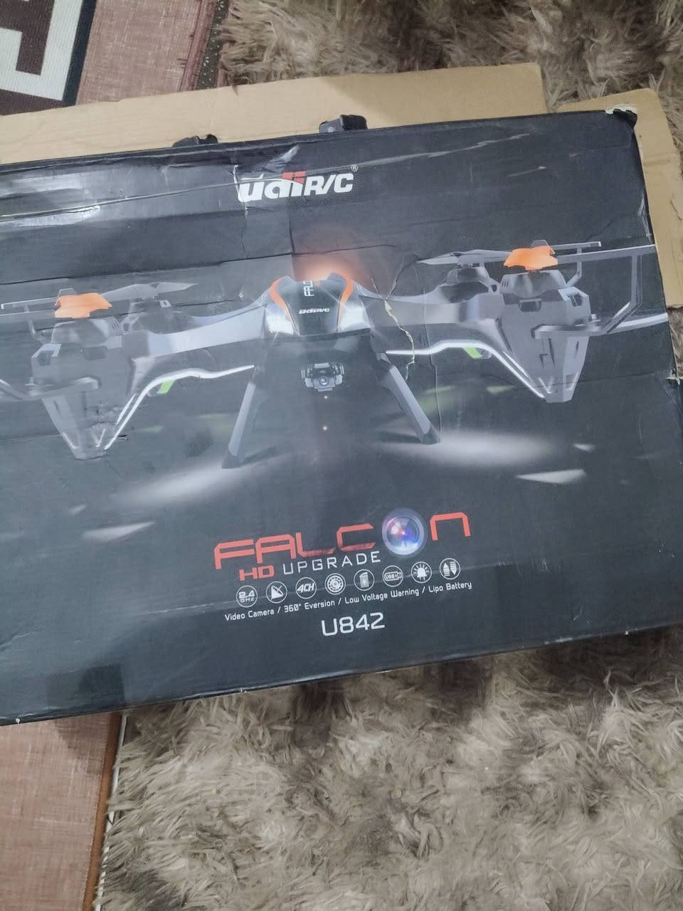 أهم مميزات طائرة U842 Falcon:
الكاميرا: مزودة بكاميرا عالية الدقة (HD) بدقة 720p، قادرة على تسجيل الفيديو والتقاط الصور الثابتة بجودة 1280x720 بكسل.

وقت الطيران: يتراوح زمن التحليق بين 20- 25 دقائق لكل شحنة بطارية، حسب ظروف الطيران.

مدى التحكم: يصل مدى التحكم اللاسلكي إلى حوالي  - 800 الئ 600  متر في المناطق المفتوحة.

البطارية: تستخدم بطارية ليثيوم بوليمر (LiPo) بسعة 1000 مللي أمبير وجهد 7.4 فولت.

أنماط الطيران: تدعم الطائرة حركات استعراضية مثل الشقلبة بزاوية 360 درجة بضغطة زر واحدة، وتحتوي على مستويات سرعة مختلفة (منخفضة للمبتدئين وعالية للمحترفين).

شرط غير مستخدمه كارتون المكان كوت السعر 75 

الطائره ضخمه


**إذا كنت صاحب هذا الإعلان وتريد حذفه لأي سبب، رجاءا أرسل رسالة إلى الدعم الفني**