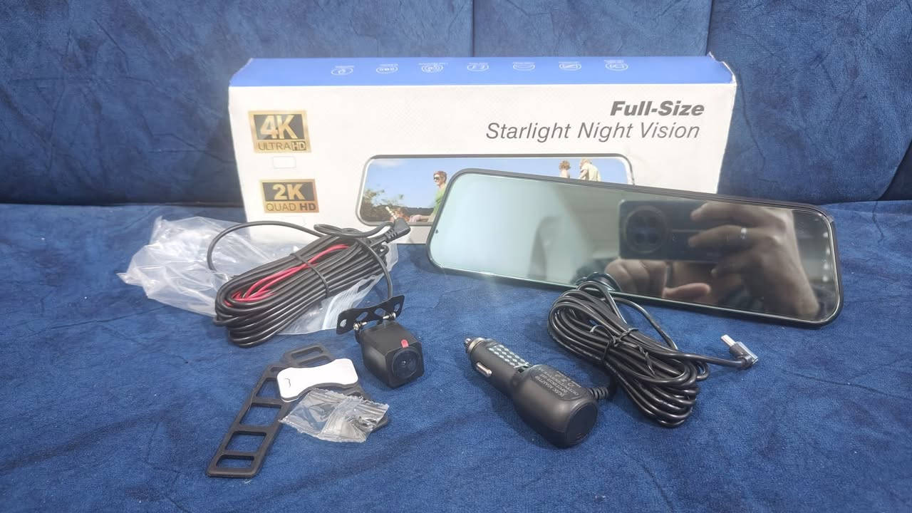 #داش_كم (Dash Cam) مصممة على شكل مرآة للرؤية الخلفية. يتميز هذا الجهاز بعدة مواصفات تقنية متقدمة لتسجيل الرحلات وتعزيز الأمان أثناء القيادة. 
#كاميرا_امامية
#كاميرا_خلفية
المواصفات الأساسية للجهاز:
⭕دقة التصوير: يدعم جودة فيديو عالية تصل إلى 4K Ultra HD للكاميرا الأمامية و 2K Quad HD.
⭕الرؤية الليلية: مزود بتقنية Starlight Night Vision التي تتيح تصوير لقطات واضحة حتى في ظروف الإضاءة المنخفضة أو في الأنفاق.
⭕تصميم الشاشة: شاشة كاملة الحجم (Full-Size) تعمل باللمس وتغطي المرآة بالكامل لعرض تسجيلات الكاميرات الأمامية والخلفية.
⭕نظام الكاميرات: يأتي بنظام مزدوج يشمل كاميرا أمامية مدمجة في المرآة وكاميرا خلفية منفصلة للمساعدة في الركن.
⭕ميزات إضافية: الاتصال عبر WiFi للتحكم عبر تطبيقات الهاتف، ودعم بطاقات ذاكرة 
#السعر85000


**إذا كنت صاحب هذا الإعلان وتريد حذفه لأي سبب، رجاءا أرسل رسالة إلى الدعم الفني**