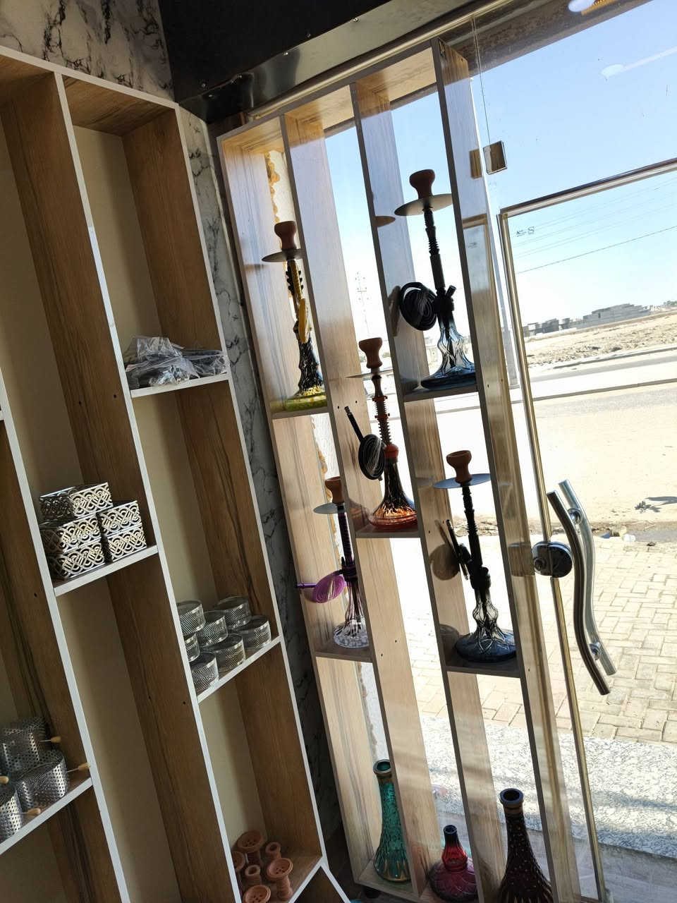 محل نراكيل للبيع كامل بعده جديد ومابي اي نقص ديكور جديد فاترينه مترين ونص بمتر كلشي واضح كبالكم كلشي بي جديد المحل وكلشي بي اريدهن ب 6 ملاين وبي مجال قليل مكاني بصره ابي الخصيب شارع الحي العسكري رقم ***********
