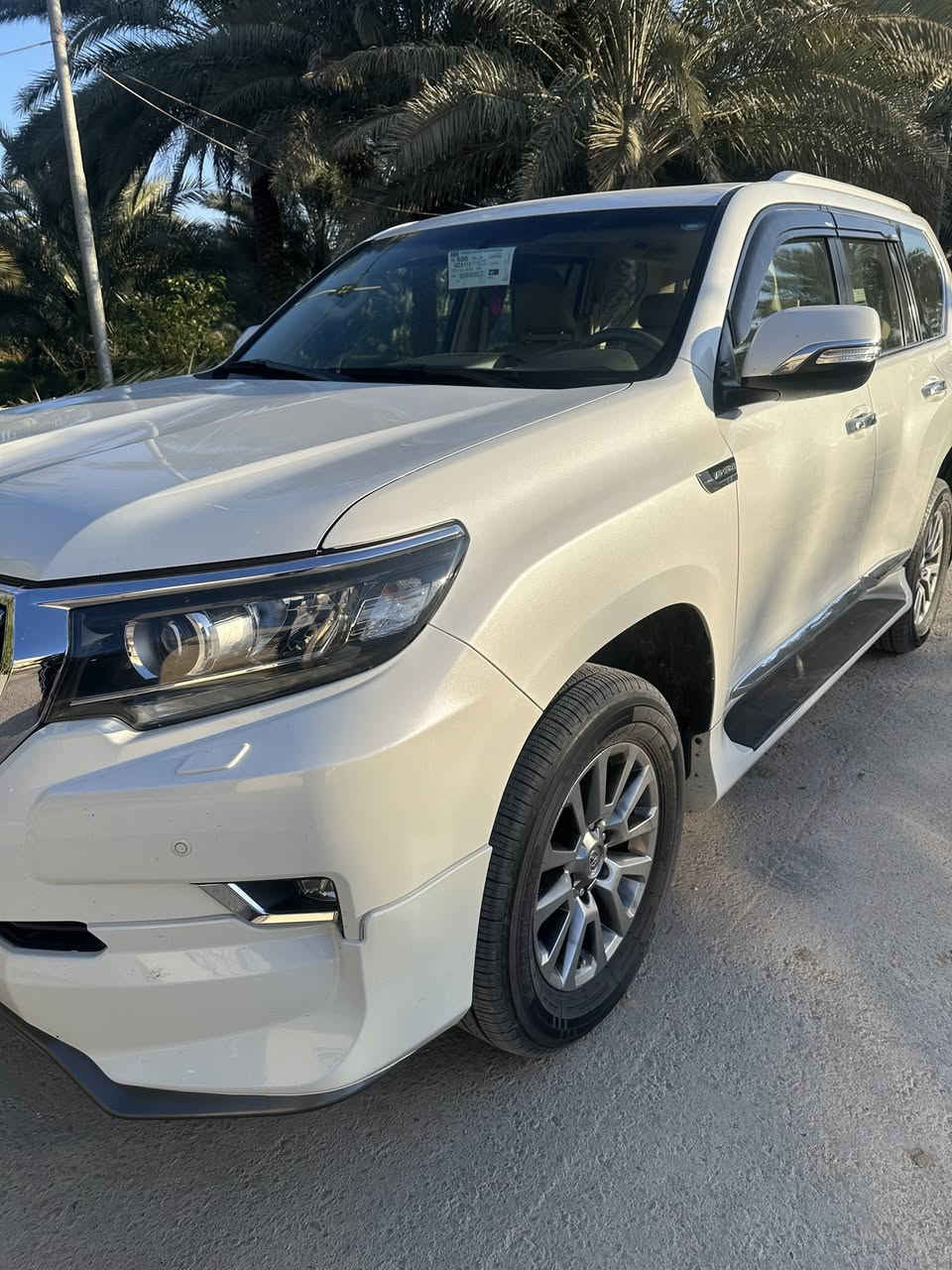 برادو 2019 VX وكالة SAS استلام زيرو
ماشية 81الف كم 
الموصفات 

محرك 6 سلندر V6 سعة 4.0 لتر.

قوة حصانية عالية تصل إلى 271 حصان تقريباً (مع عزم دوران ممتاز).

ناقل حركة أوتوماتيكي.

نظام دفع رباعي مستمر (4WD).

التجهيزات الخارجية (فل مواصفات):

فتحة سقف.

أضواء أمامية زينون (Xenon) مع إضاءة LED نهارية.

مصابيح ضباب أمامية وخلفية.

عجلات ألمنيوم (ويل كب) بحجم كبير.

دخول ذكي وتشغيل بصمة.

حساسات أمامية وخلفية.

التجهيزات الداخلية والراحة:

مقاعد جلد فاخرة (أصلي).

تبريد وتدفئة للمقاعد الأمامية.

مقاعد كهربائية التحكم (أمامية).

شاشة معلومات ونظام ترفيه متطور.

نظام تكييف أوتوماتيكي ثنائي المناطق (أو أكثر).

ثلاجة مركزية (Cool Box).

الأمان والسلامة:

نظام فرامل مانع للانغلاق ABS.

نظام مراقبة ضغط الهواء في الإطارات.

وسائد هوائية متعددة.

مثبت سرعة.

رقم أربيل تريد تحويل تريد وكالة

البيع او مراوس 

مكفوله كفاله عامه من الشخط والصبغ والبارد والتبديل حتى الرصعة تجي تفحص بيدك وتقتنع 
السعر 415$مع المجال
مكان السيارة كربلاء الحسينية 

((رقم الهاتف ))☎️***********
