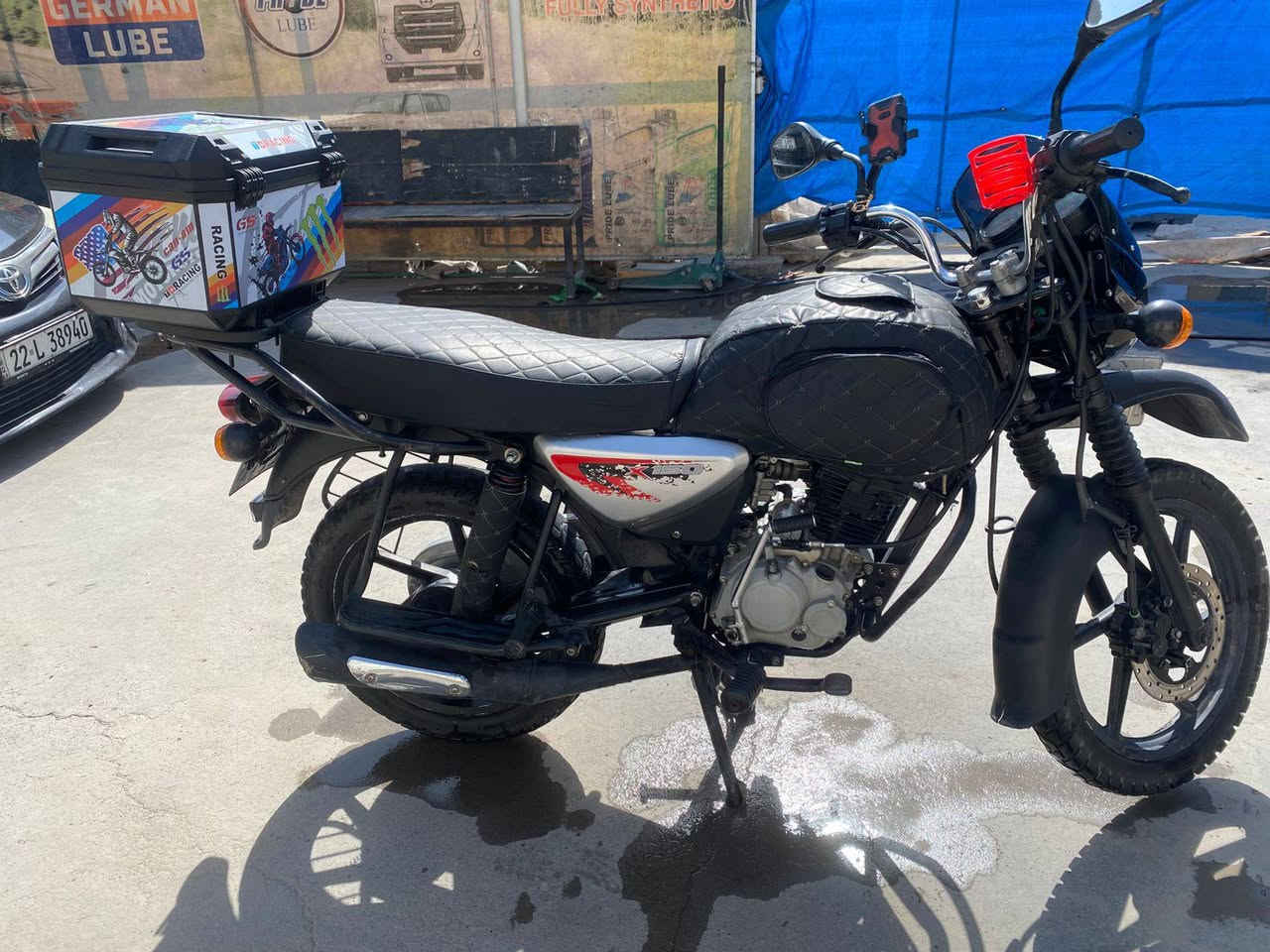 السلام عليكم 
السلام عليكم بوكسر موديل2023طالعه بال2024
المكينه مكفوله وحلوه وبلاديه وعلا ايدي
رقم انكليزي لوحتين وسنويه بسمي.
هيه والصندوك تجي تكلبهه تفحصهه وتعجبك 
هذا رقمي ***********
رايدهه ب2500 قفل
