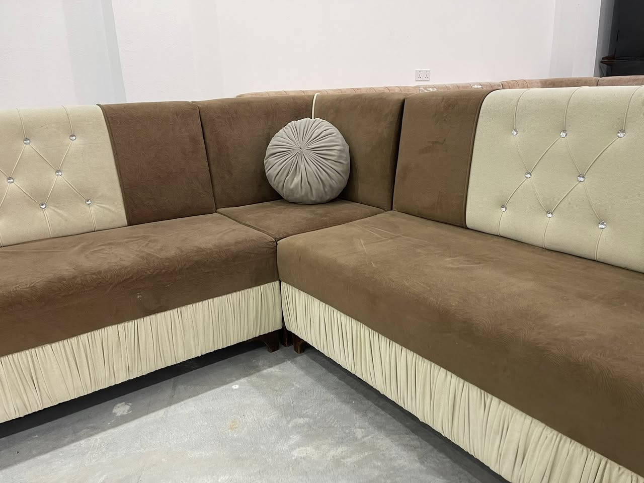 L
ئەم ئێڵە 13 نەفەریە بۆ فرۆشتن 
زۆر پاکو بێ عەیبە دەست کردە 
ژێری هەموو ساجە 
ژم***********
