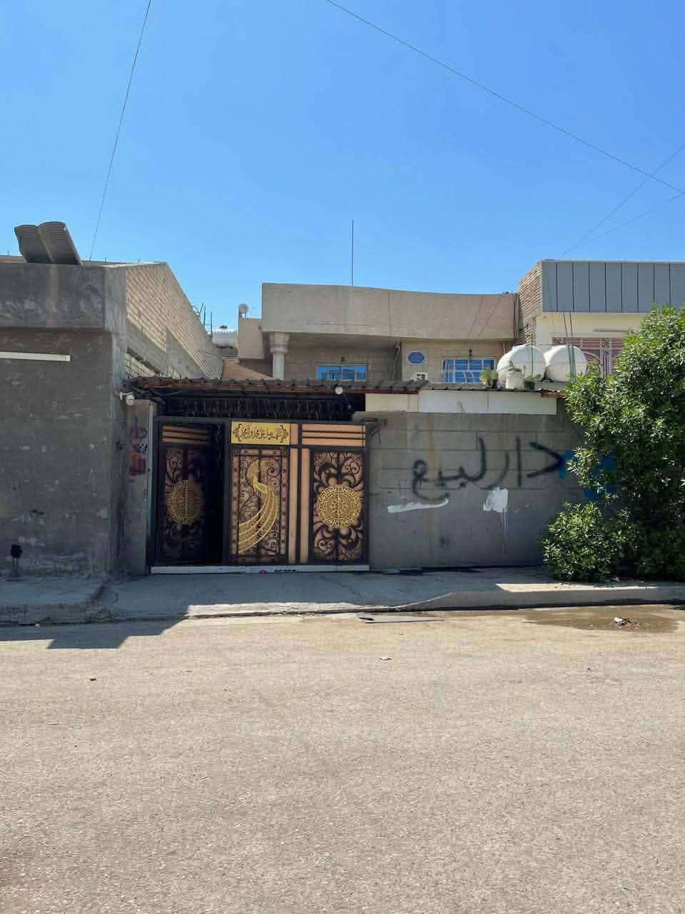 السلام عليكم بيت للبيع طابو صرف حي البتول شارع المؤسسة المساحة 100 متر مربع +تشجير من ضمن البيت  طابقين الطابق الاول استقبال معزوله عن البيت + غرفتين + مخزن +حمام داخلي وحمامات خارجيه وصاله +مطبخ حار الطابق الثاني غرفتين نوم+ صاله  للاستفسار اتصال على الرقم او اتصال واتساب *********** او مراسلة الصفحة
