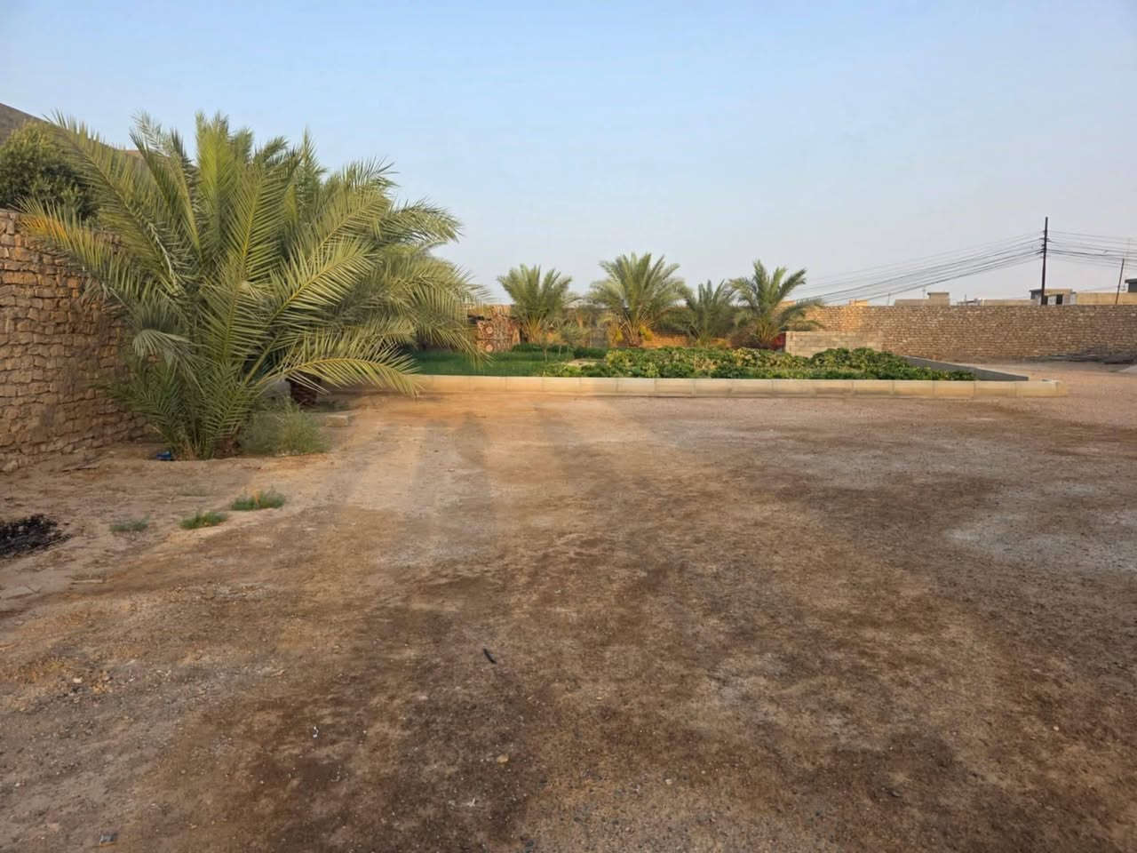 دار للبيع طابقين في الرمادي منطقة زنكوره المفرق مساحة الارض 2120 متر مساحة الدار 300 متر يتكون الطابق الارضي من استقبال هول غرفتين مطبخ مجمع صحيات الطابق الثاني غرفتين وصاله سطح الدار شتايگر السعر المطلوب 150 مليون وقابل للتفاوض ***********
