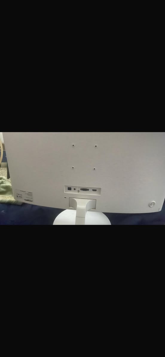 شاشات كيمنك اثنين البيع قيم واذا سعر عجبني بلعافيه عليك ملحضه بدون محولات تشغيل *********** العنون بغداد كريعات
