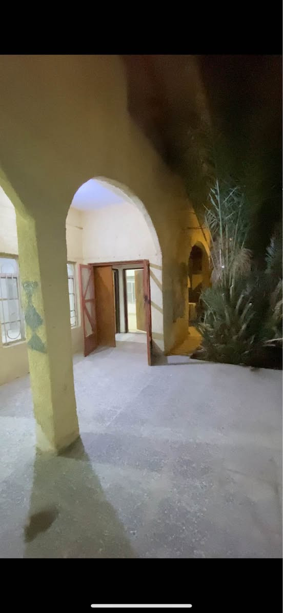 دار للايجار في الجببله خلف تايم طابقين المساحه٢٥٠ يتكون الطابق الارضي من كراج حديقه تواليت و ديوانيه واستقبال وصاله وغرفتين ومطبخ وحمام وتواليت
الطابق الثاني يتكون من ثلاث غرف وصاله ومطبخ وحمام وسطح  بيت نظيف وموقع ممتاز سكني
سعر الايجار مليون و١٥٠ قابل للتفاوض
*********** البصرة, العراق
