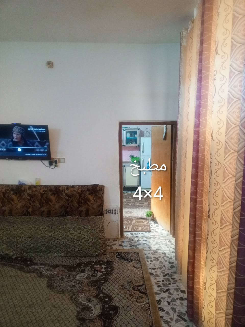 بيت رقم مساحة 200  حي الصدرين قرب مؤسسة العين البيت دربونة عرضها مترين. استفسار اكثر الاتصال على رقم. ***********  المو شراي لايتصل
