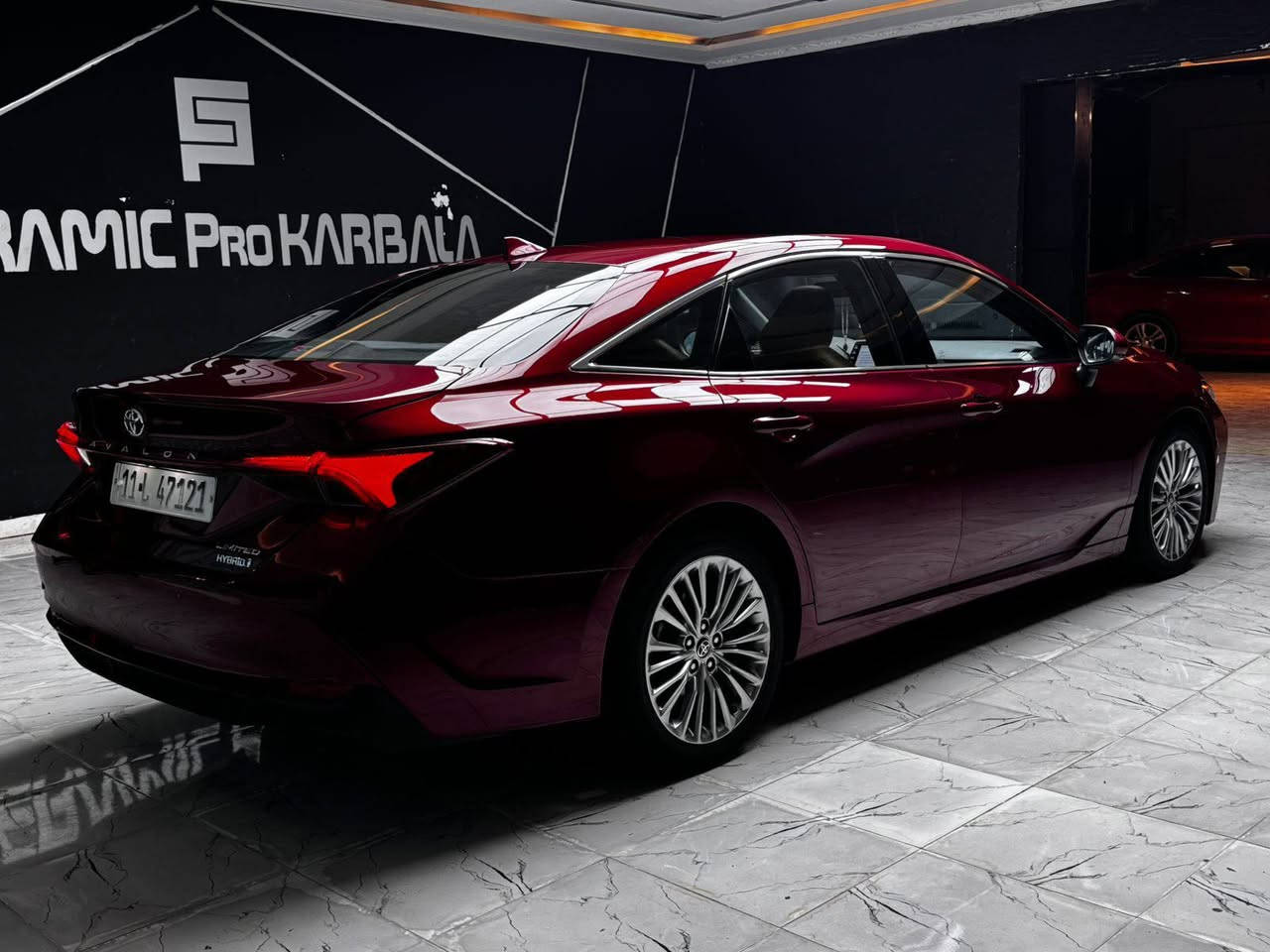 كربلاء الاسكان 
🚗 للبيع: تويوتا أفالون 2022 Limited فل أوبشن – هايبرد

 • المحرك: هايبرد 4 سلندر، 2.5 لتر
• رقم بغداد بأسمي تحويل ثاني يوم
 • الممشى: [45,000 km] كم
 • اللون الخارجي:  احمر
 • الداخلية: مقاعد جلد فاخرة
 • فتحة سقف
 • تحكم أوتوماتيكي مزدوج للمناخ
 • شاشة لمس مع Apple CarPlay & Android Auto
 • نظام صوت JBL مميز
 • نظام ملاحة (Navigation)
 • مثبت سرعة ذكي (Adaptive Cruise Control)
 • تنبيه عند الخروج عن المسار مع المساعدة بالتوجيه
 • مراقب النقاط العمياء
 • كاميرا خلفية وحساسات أمامية وخلفية
 • مقاعد أمامية مدفأة ومبردة
 • مقاعد كهربائية مع خاصية الذاكرة
 • دخول ذكي وتشغيل بزر (Push Start)
 • جنوط ألمنيوم أصلية
مكلف بالنشر 

📞 للاستفسار: *********** واتس
