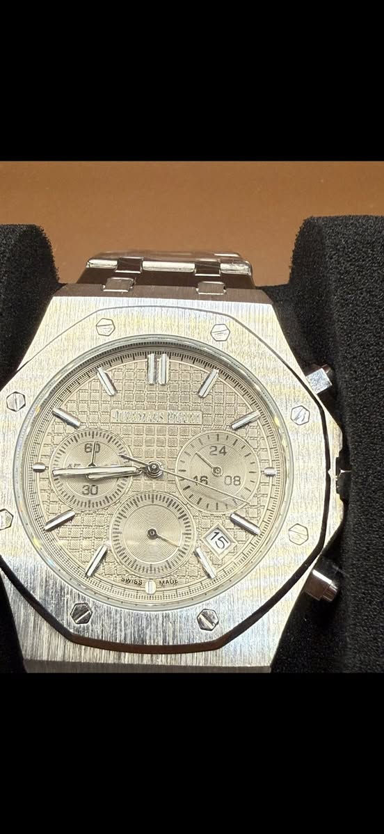 Audemars piguet master vip
١-الساعه بيها ضمان مكينه باتري حركه اوتو✅
٢-السير stainless steel ميسوي حساسيه للجلد ✅
٣- مضاد للماء ✅
٤- تاريخ يوم الشهر ✅
٥- جام زفير ضد الخدش ✅
٦- طلاء ثابت ✅
٧- ميل luminous يلمع بلليل✅
٩- كامل ختومات حرفياً الاختلاف الوحيد بينها و بين مال شركه هو السعر فقط 
١٠- كامل ملحقات


**إذا كنت صاحب هذا الإعلان وتريد حذفه لأي سبب، رجاءا أرسل رسالة إلى الدعم الفني**