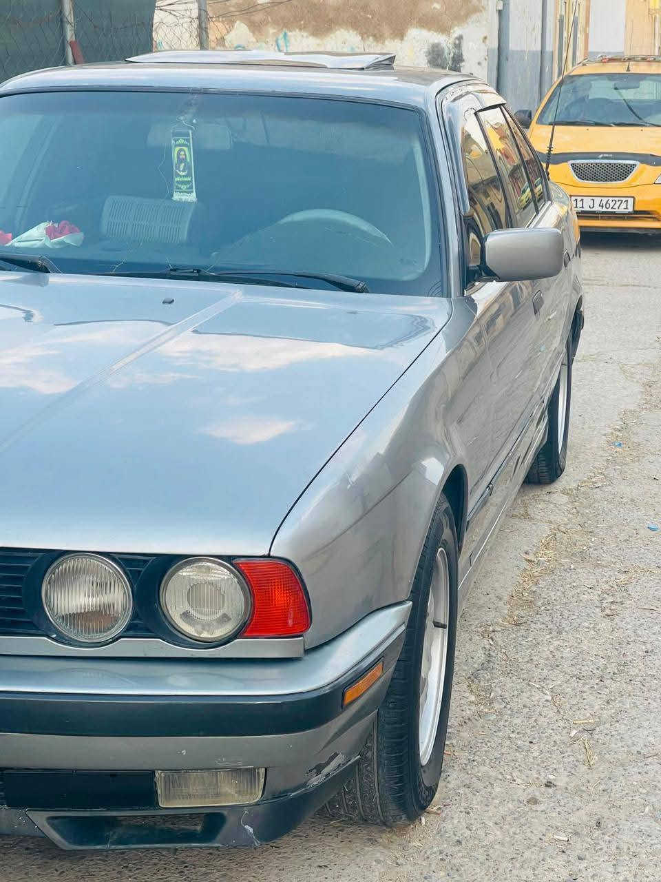 سلام عليكم بي ام حجم 535مويل 1991 مكينه وكير مابيه خرسه باتري جديد طخم تايات جديد باتري جديد تبريد شغال سنويه جديده 2031  تنتهي كربون بانزين بيه بسمي اني لشرعي رقم انكليزي نينوى مصبوغه جماليه للاستفسار/***********/***********
